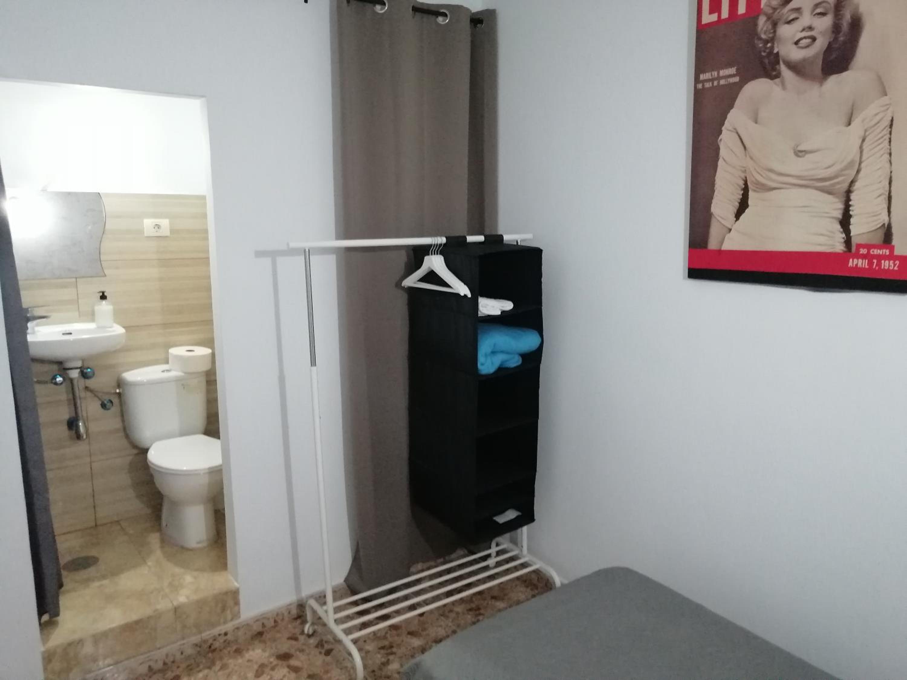 Single Room with Private Bathroom (interior)