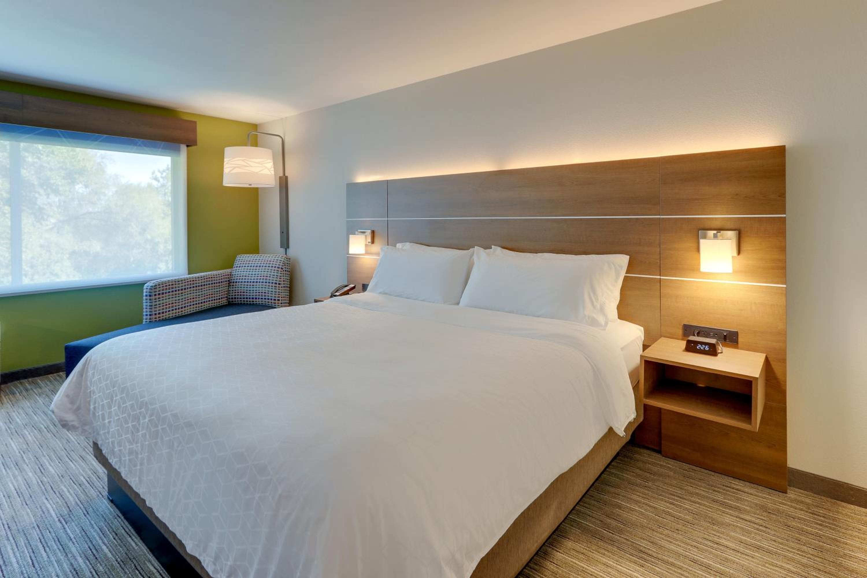 Standard King Room - Photo 12