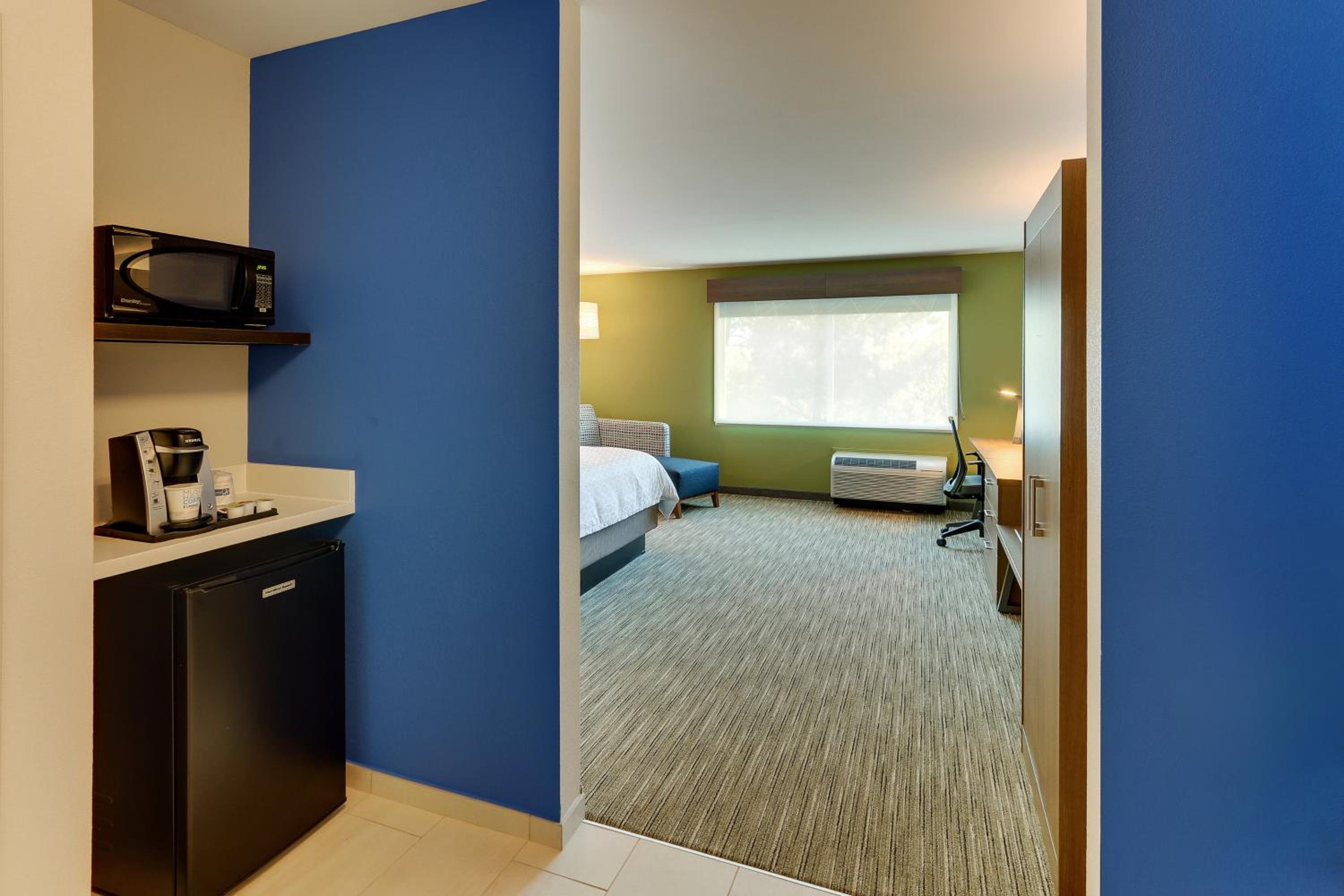 Standard King Room - Photo 19