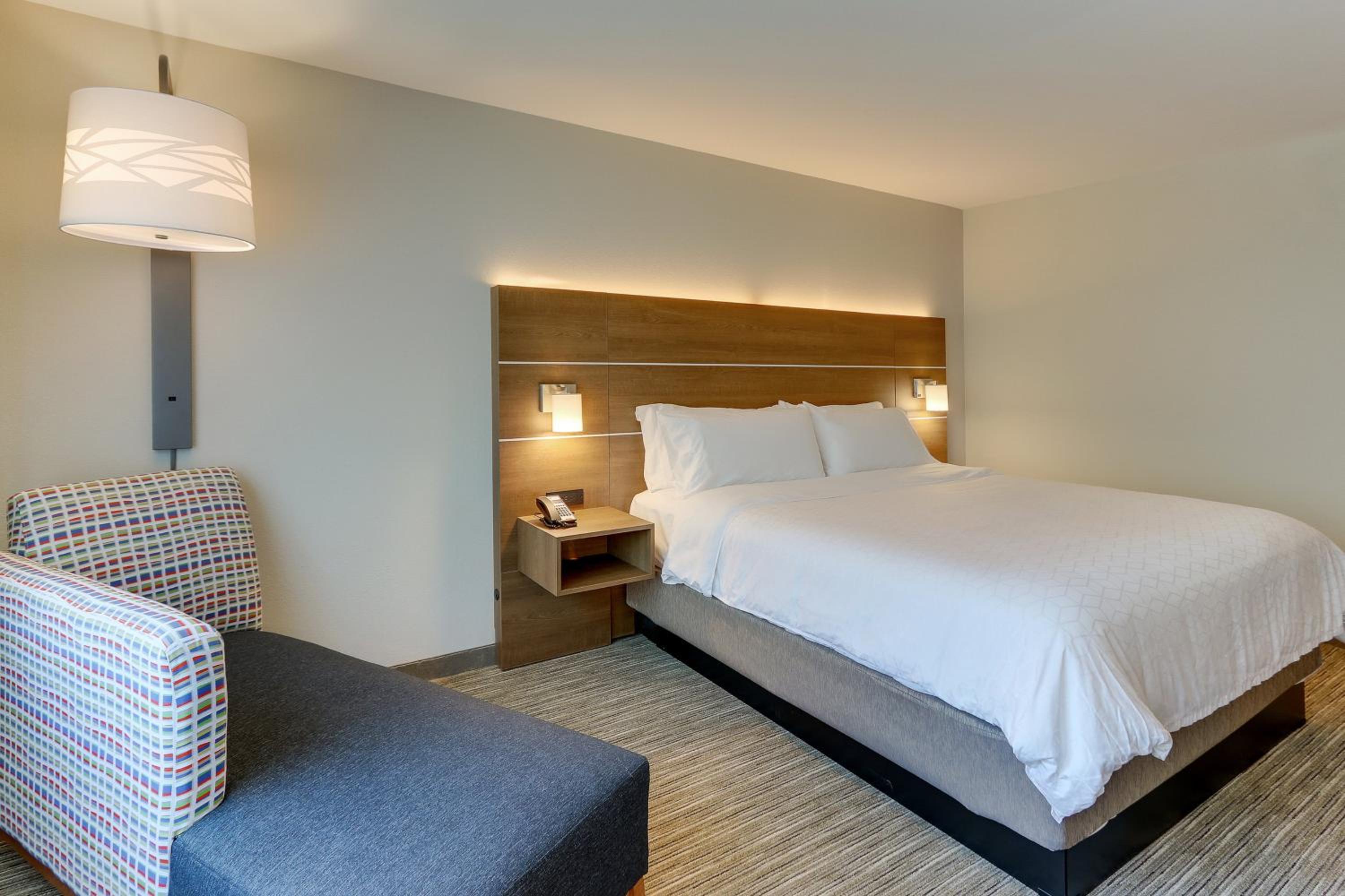Standard King Room - Photo 24