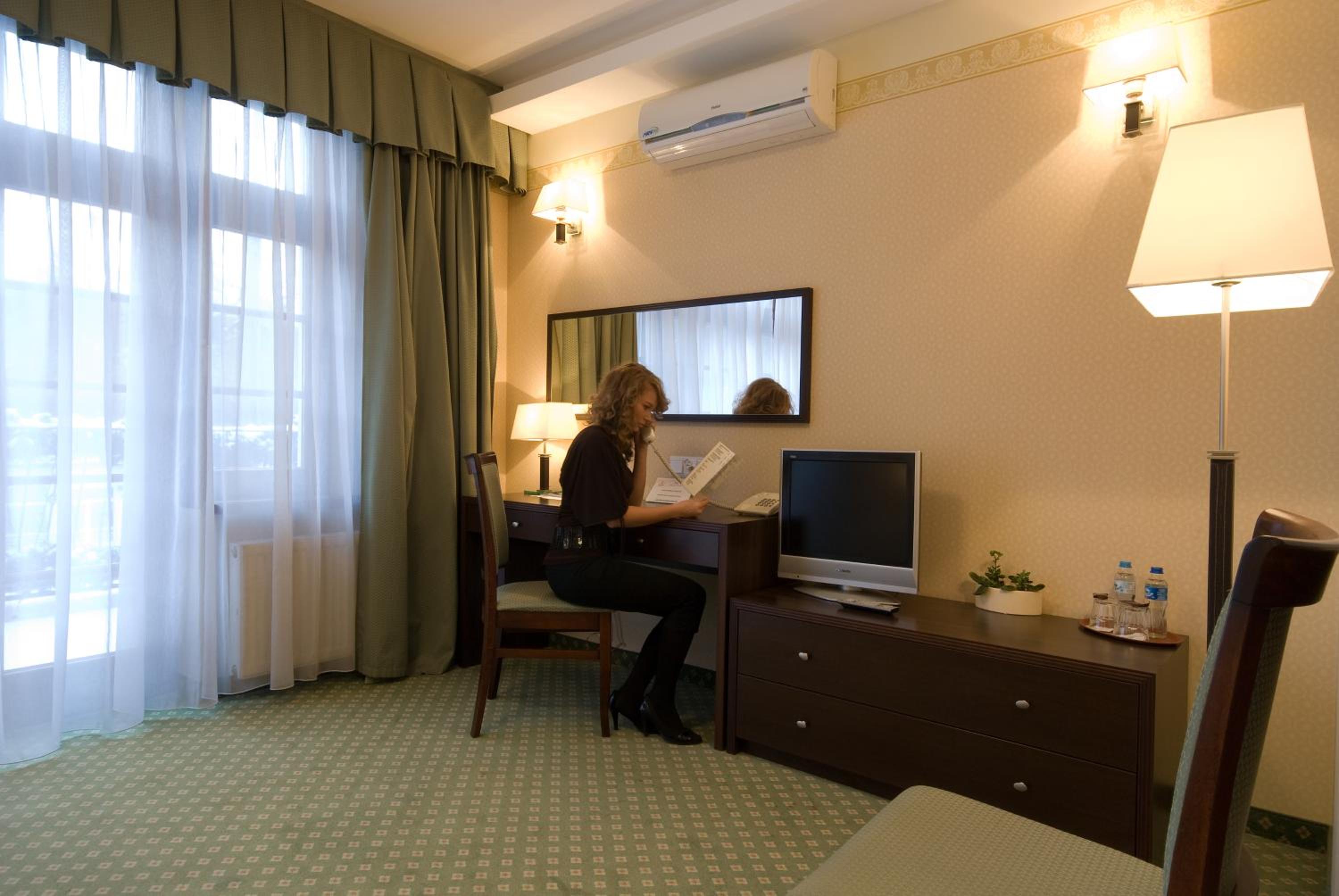 Double Room with Balcony - Photo 11
