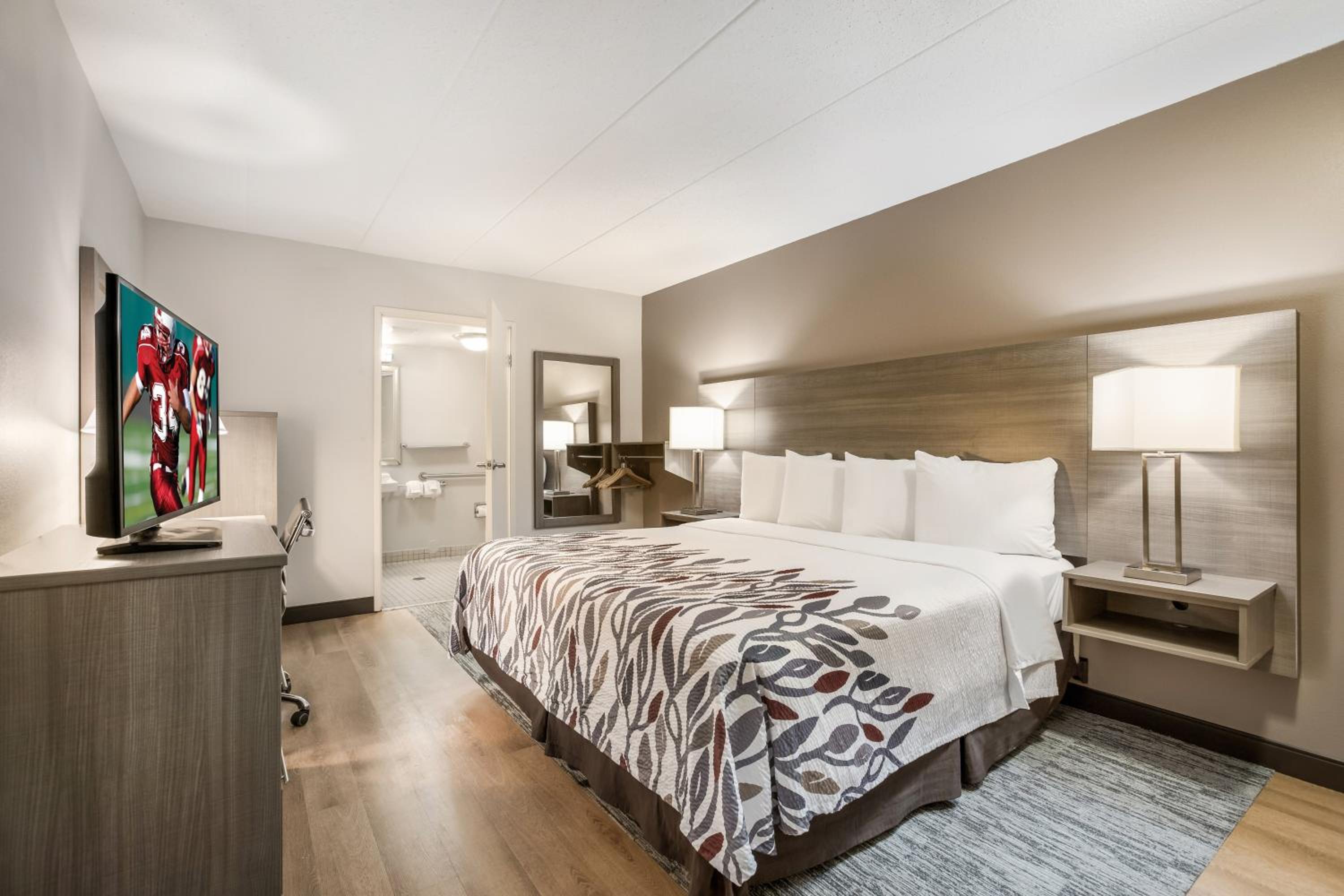 Deluxe King Room Disability Access Smoke Free - Photo 4