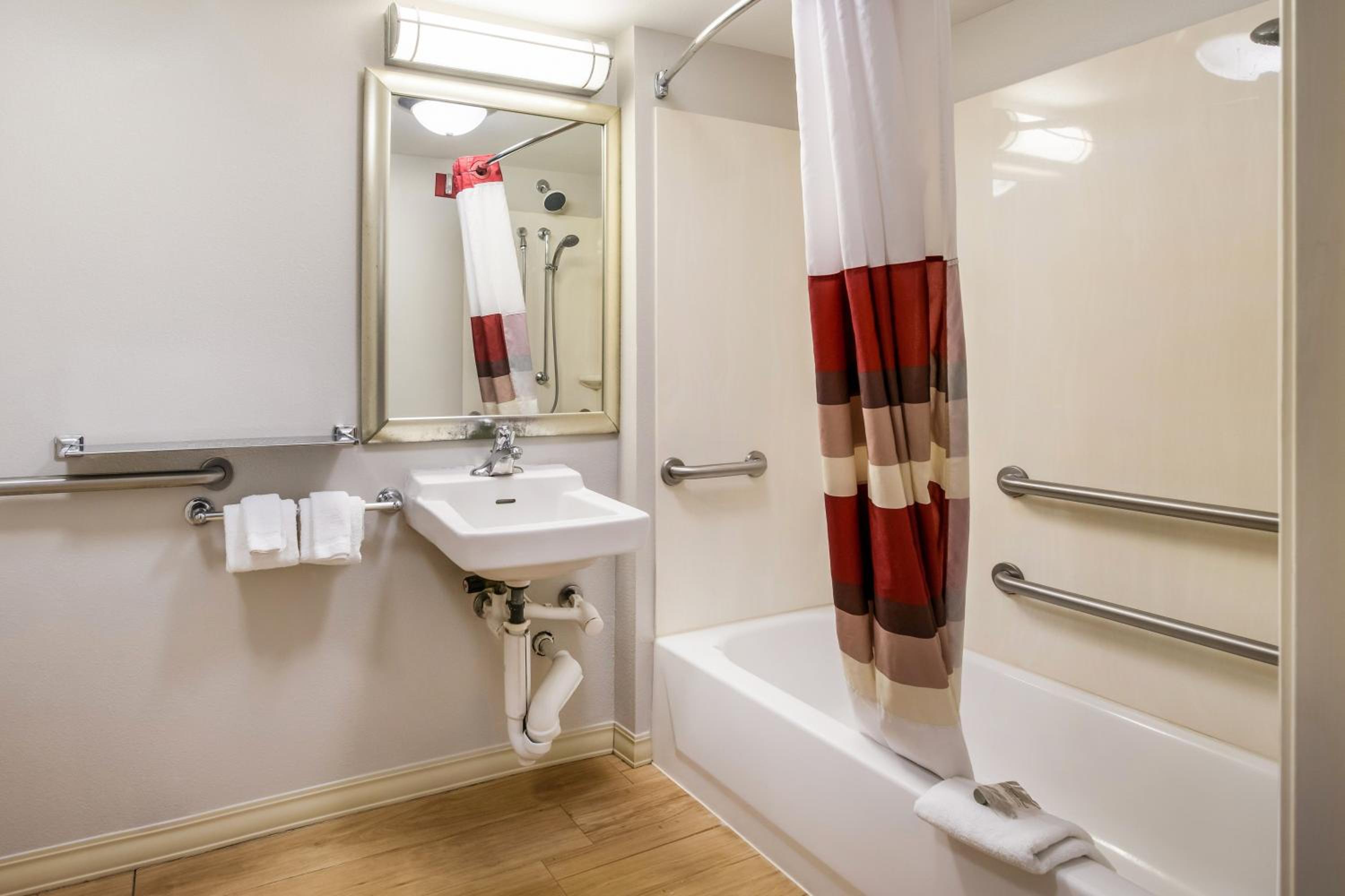 Deluxe King Room Disability Access Smoke Free - Photo 8