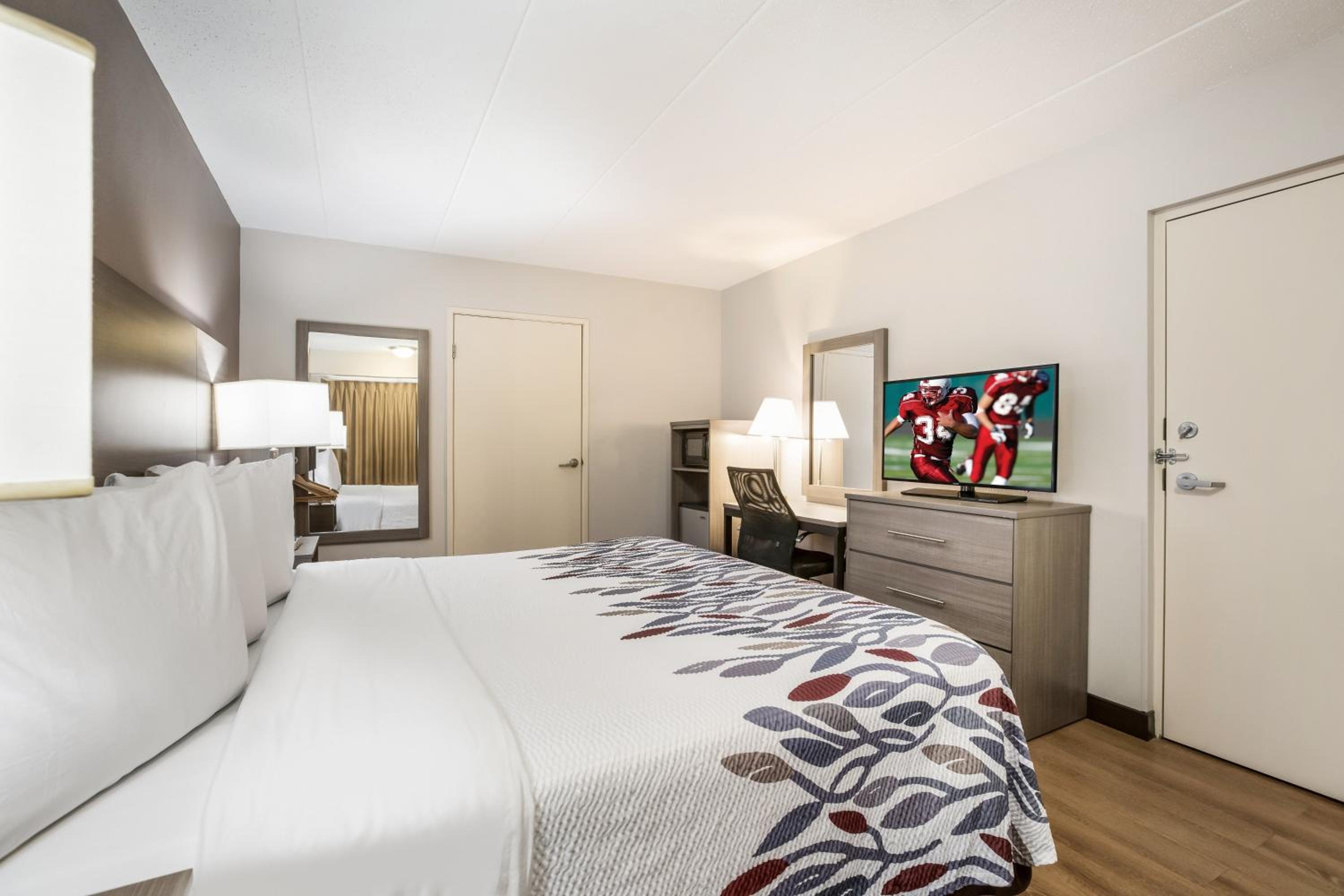 Deluxe King Room Disability Access Smoke Free - Photo 2
