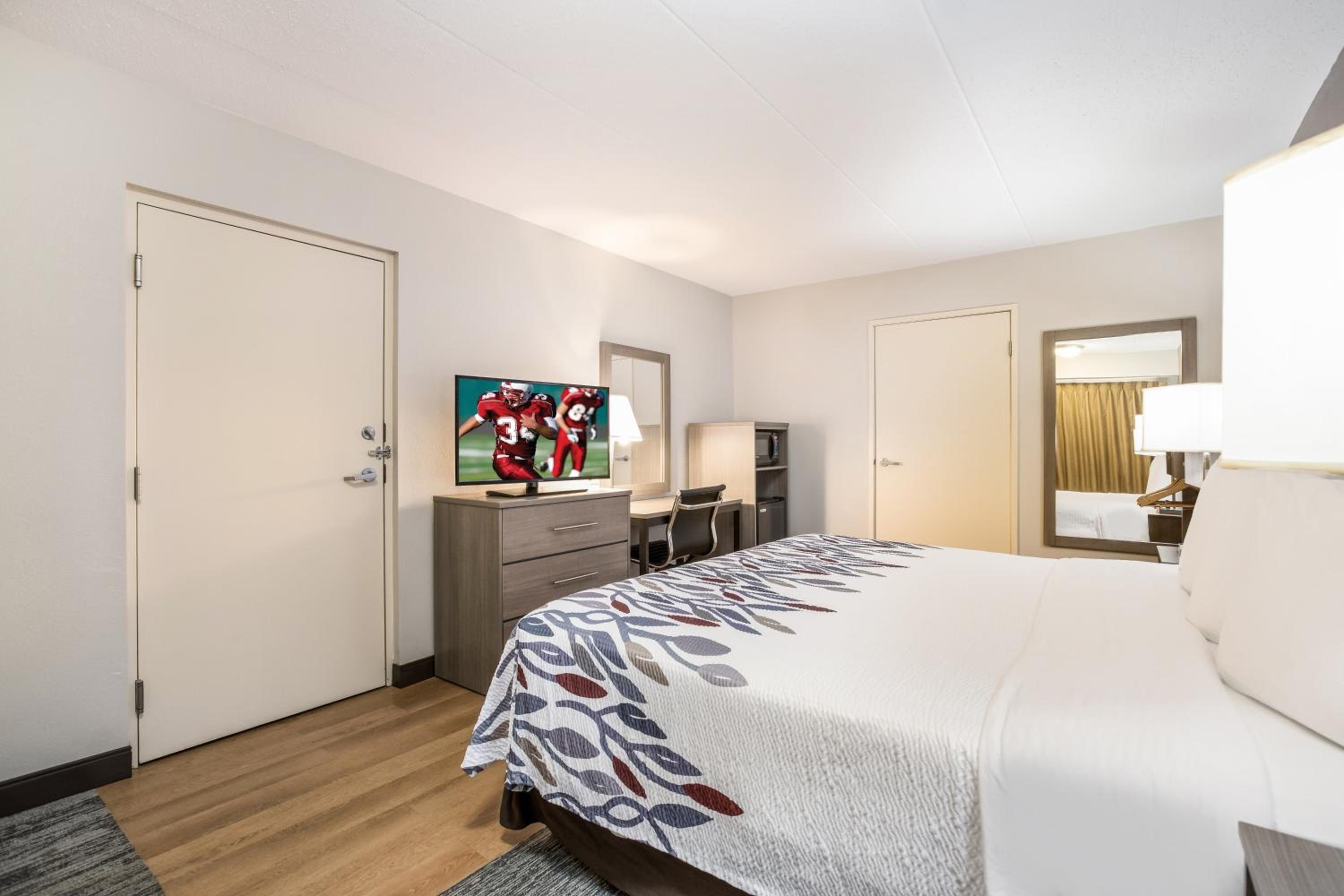 Deluxe King Room Disability Access Smoke Free - Photo 5
