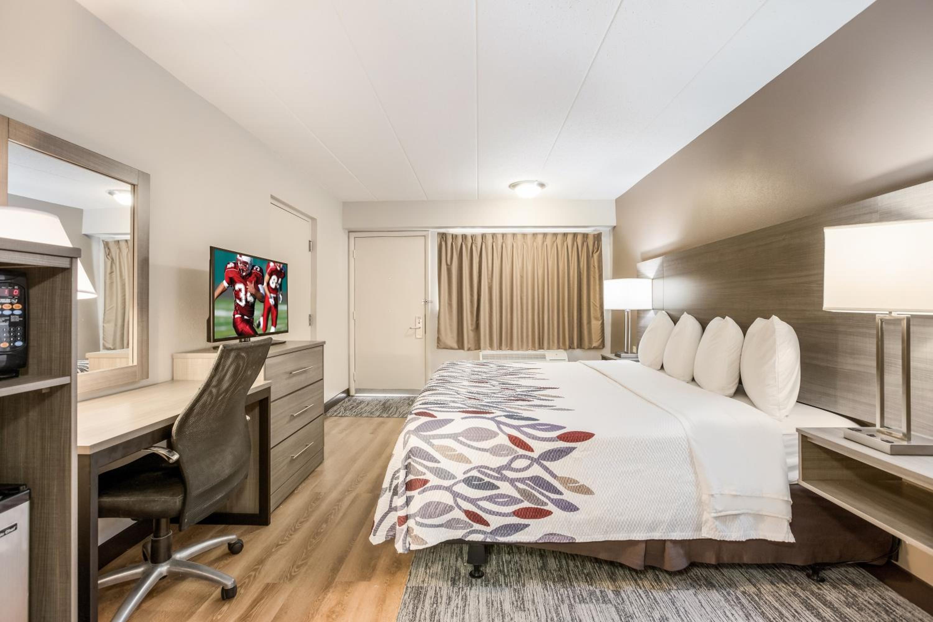 Deluxe King Room Disability Access Smoke Free - Photo 3