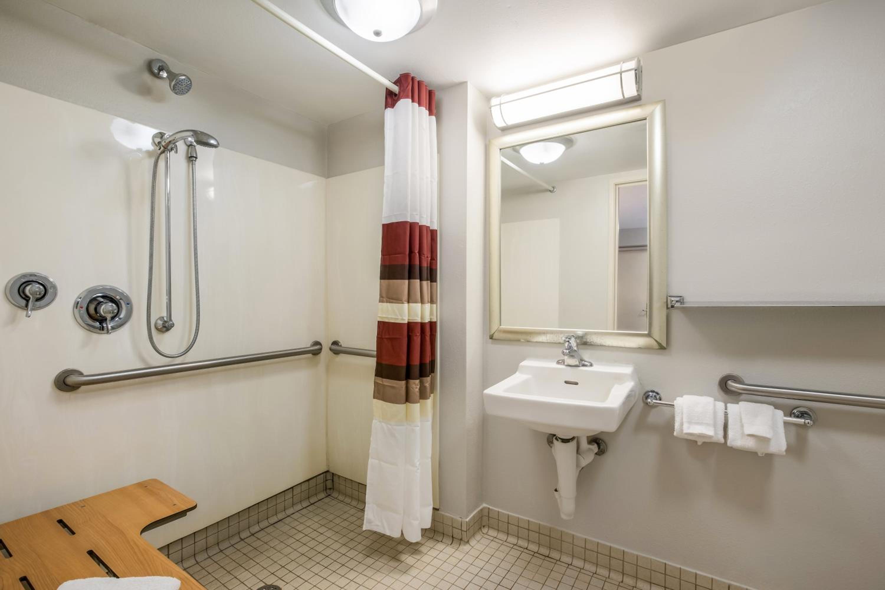 Deluxe King Room Disability Access Roll-In Shower Smoke Free - Photo 3