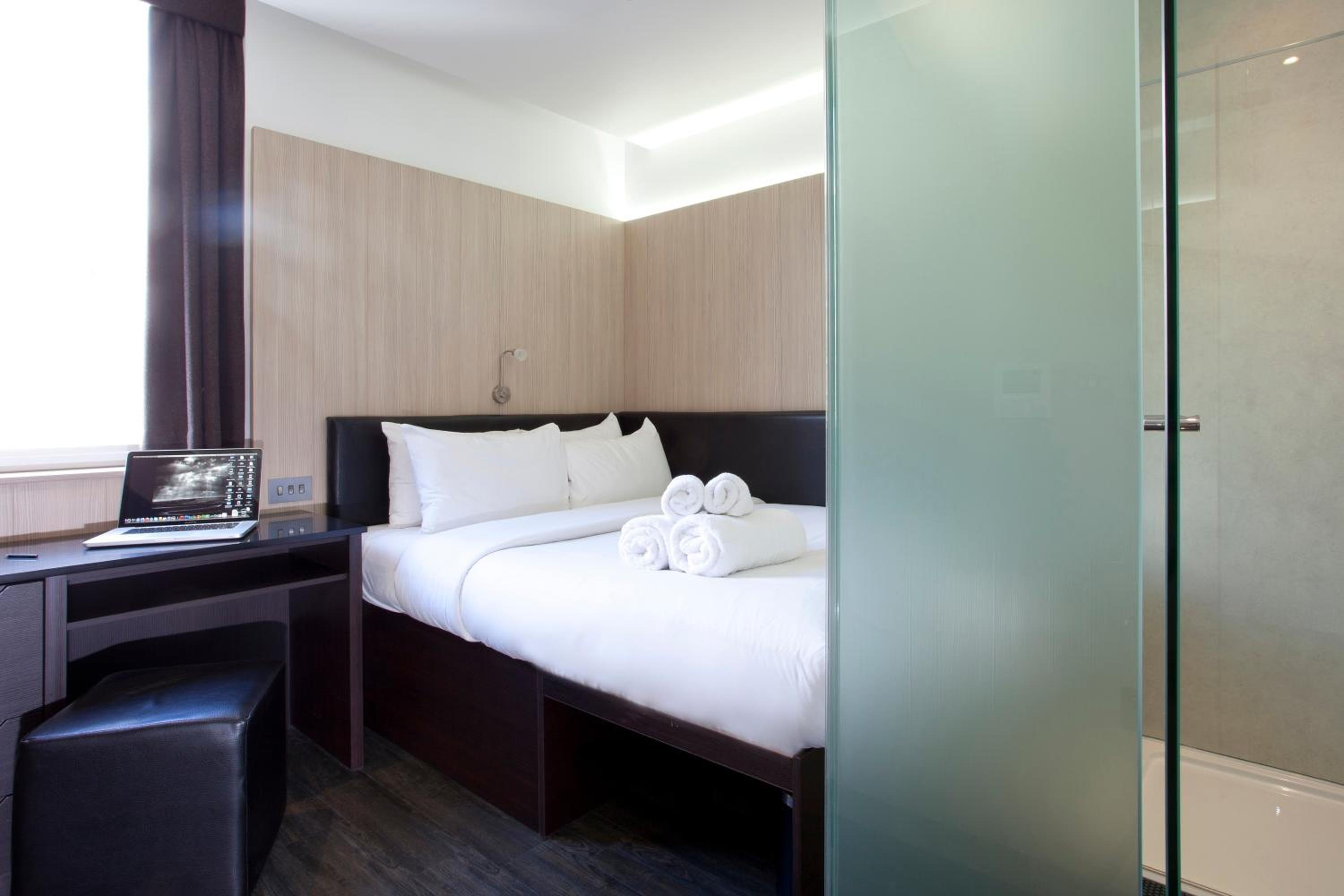 Queen Room without Window