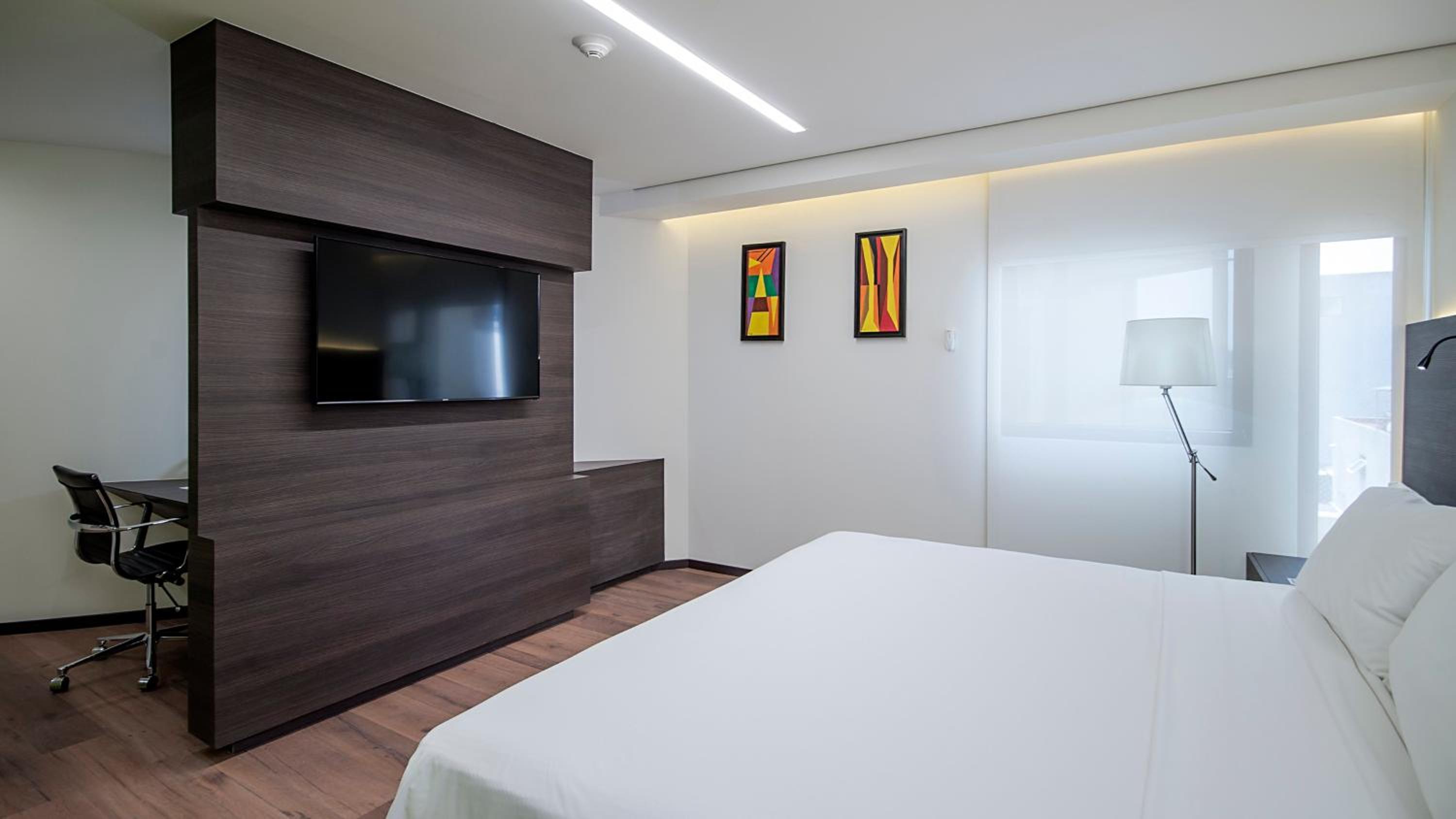 Standard King Room with Roll-in Shower - Mobility Accessible