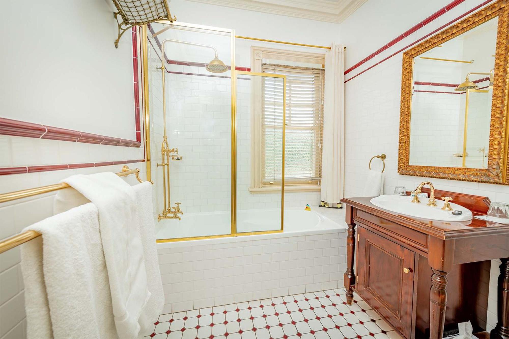Junior Queen Room with Bath/Shower photo 2