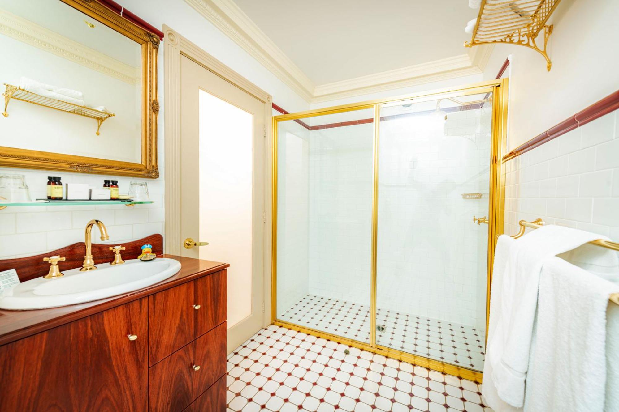 Junior Queen Room - Shower Only photo 3