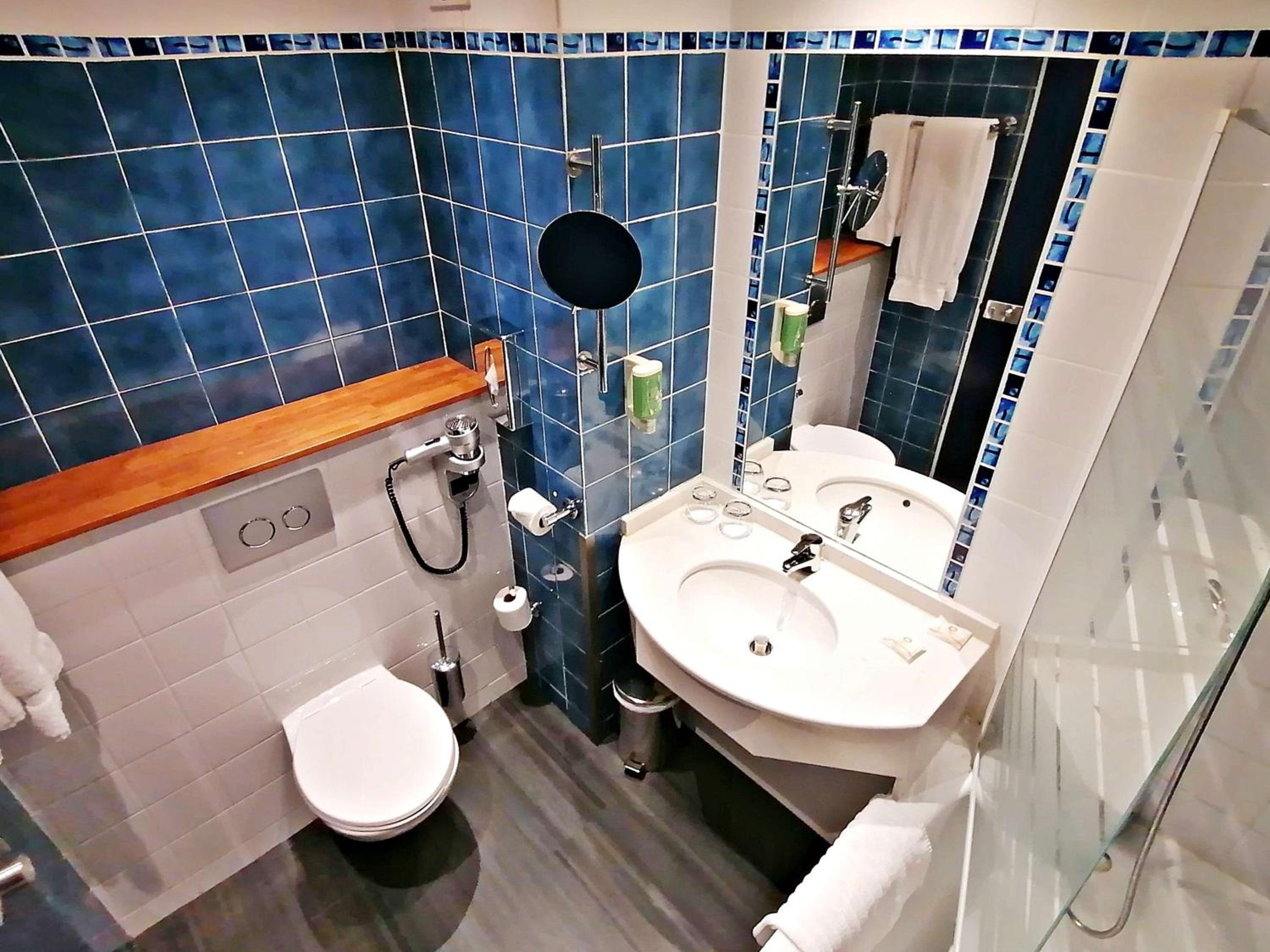 Standard Room with Three Single Beds - Non-Smoking - Photo 11