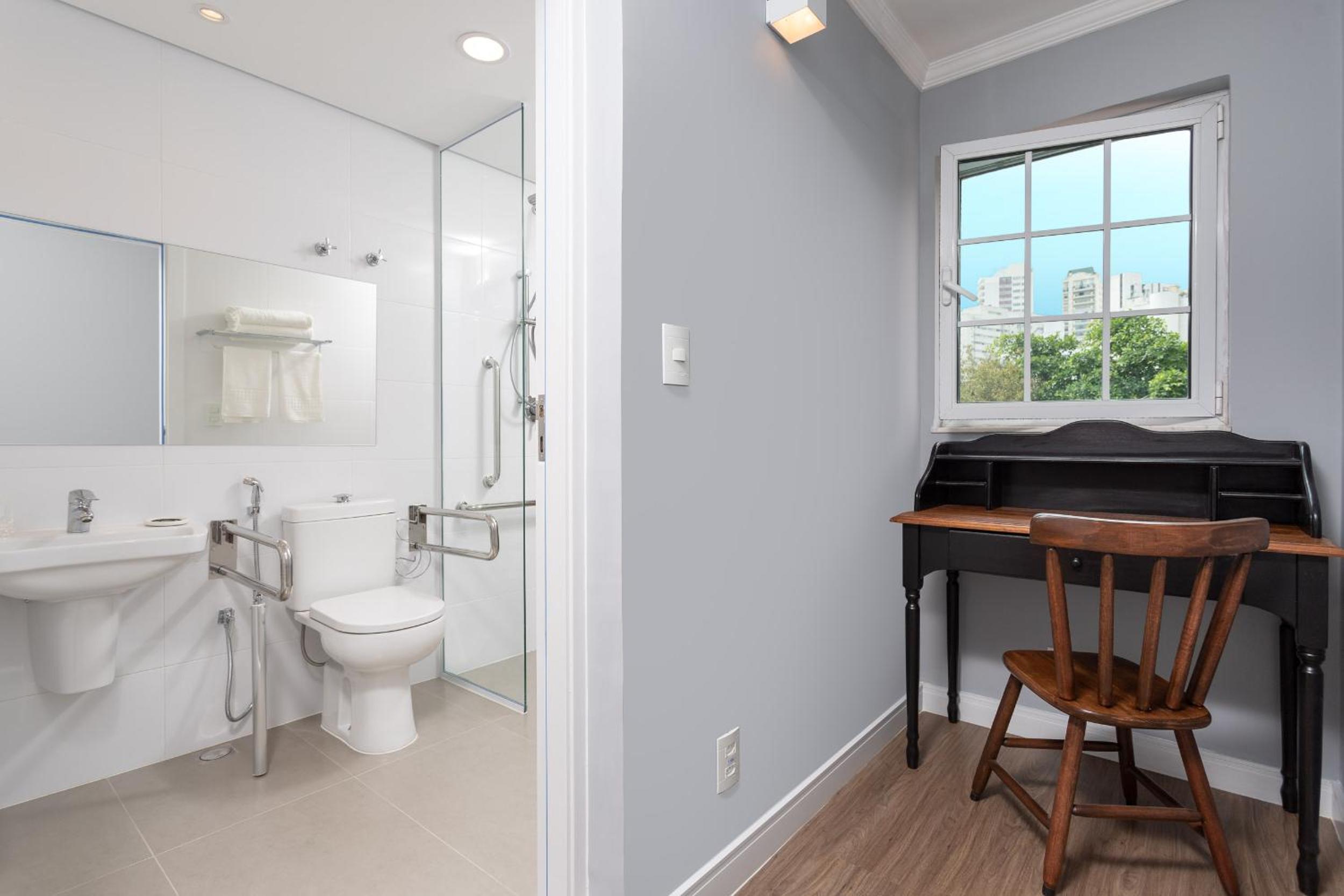 Queen Room - Disability Access - Photo 3