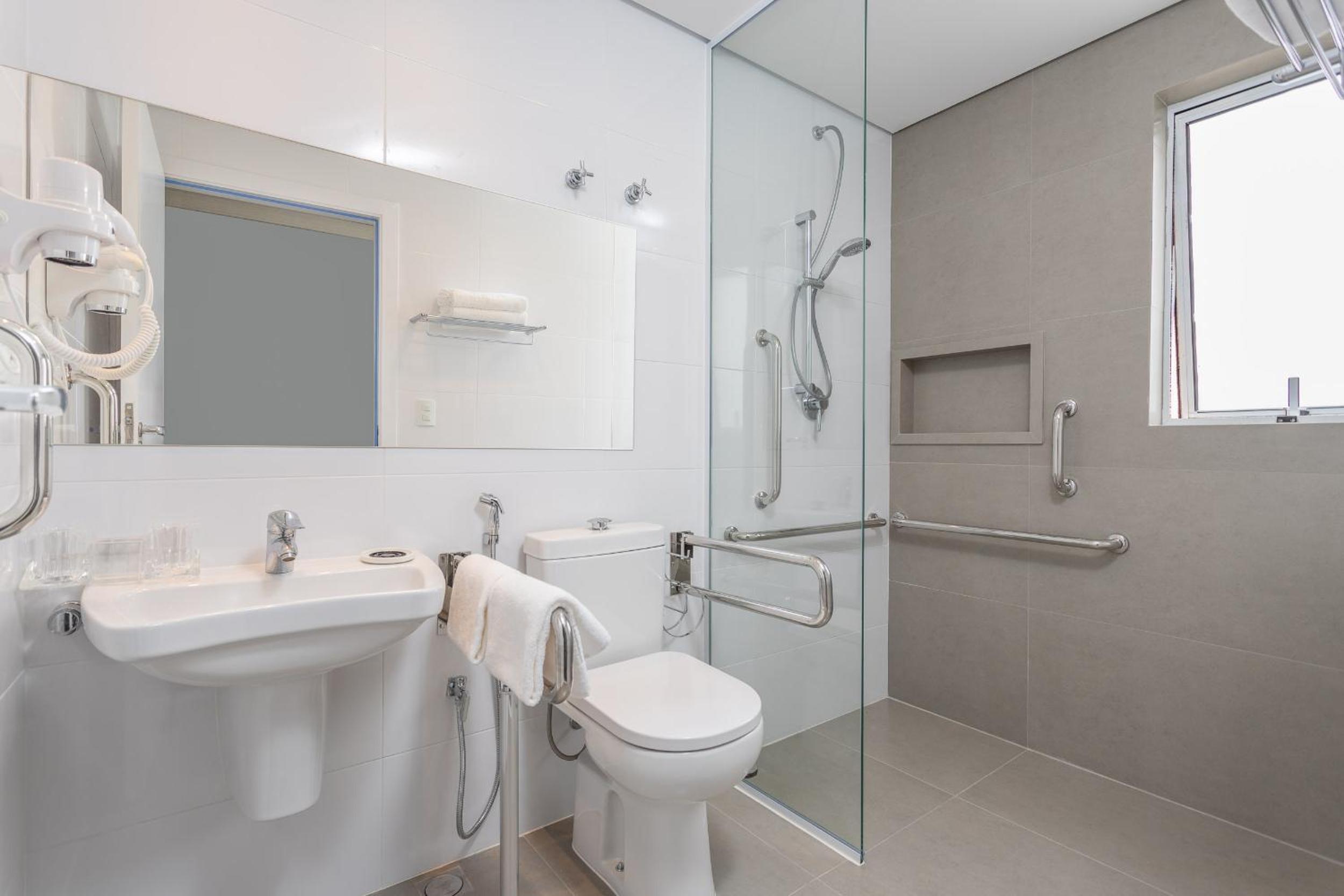 Queen Room - Disability Access - Photo 4