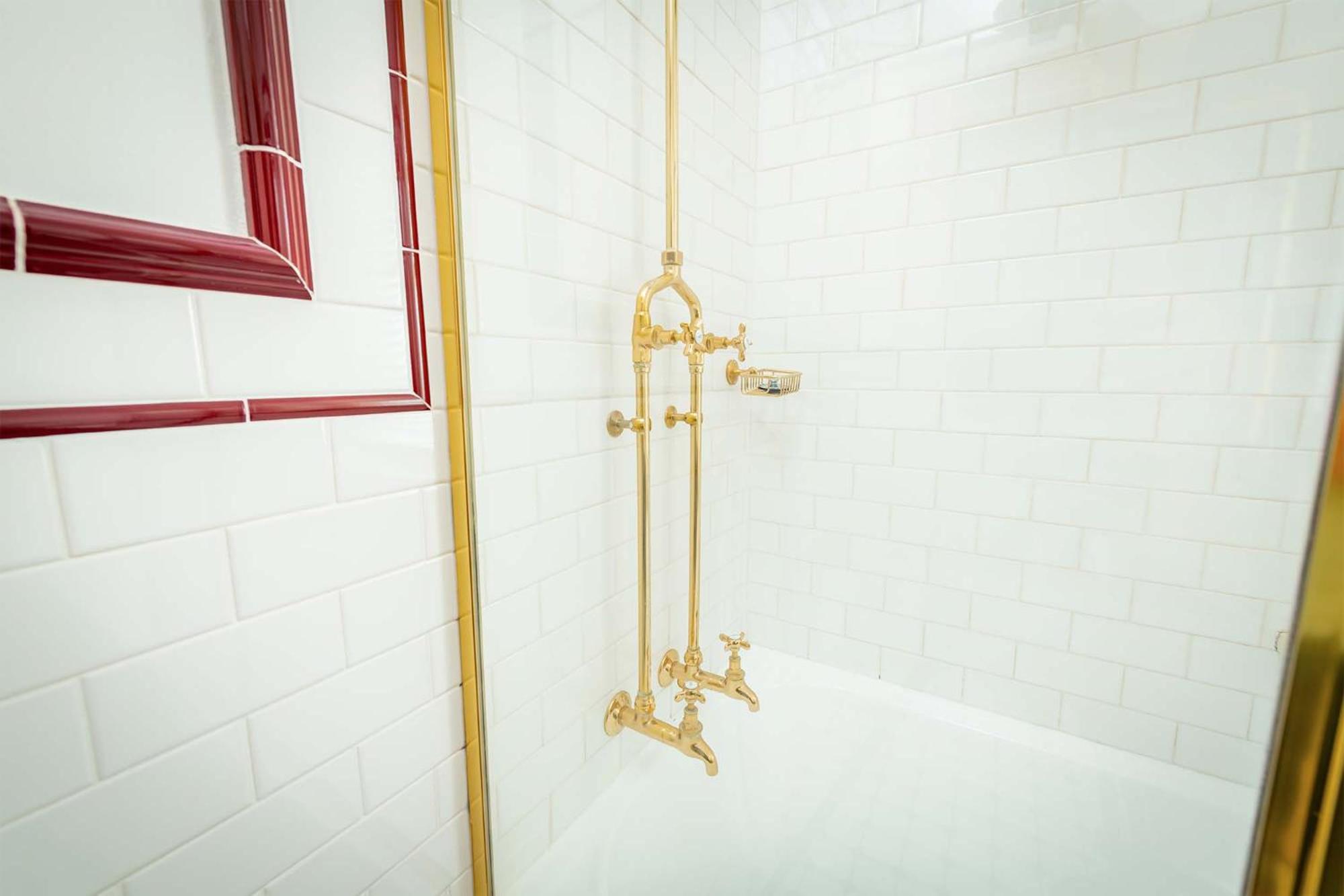 Junior Queen Room with Bath/Shower photo 3