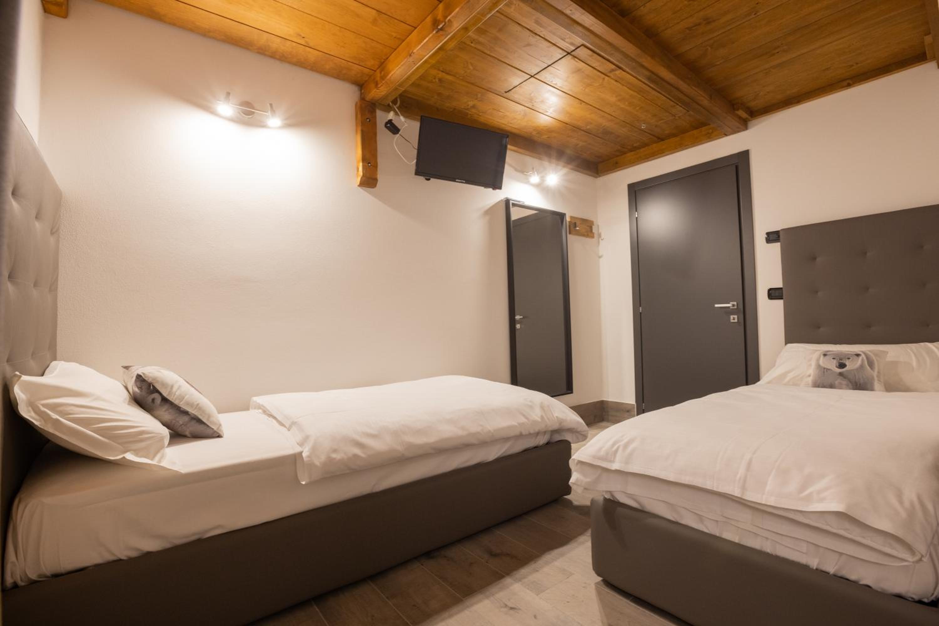 Twin Room with Bathroom photo 3