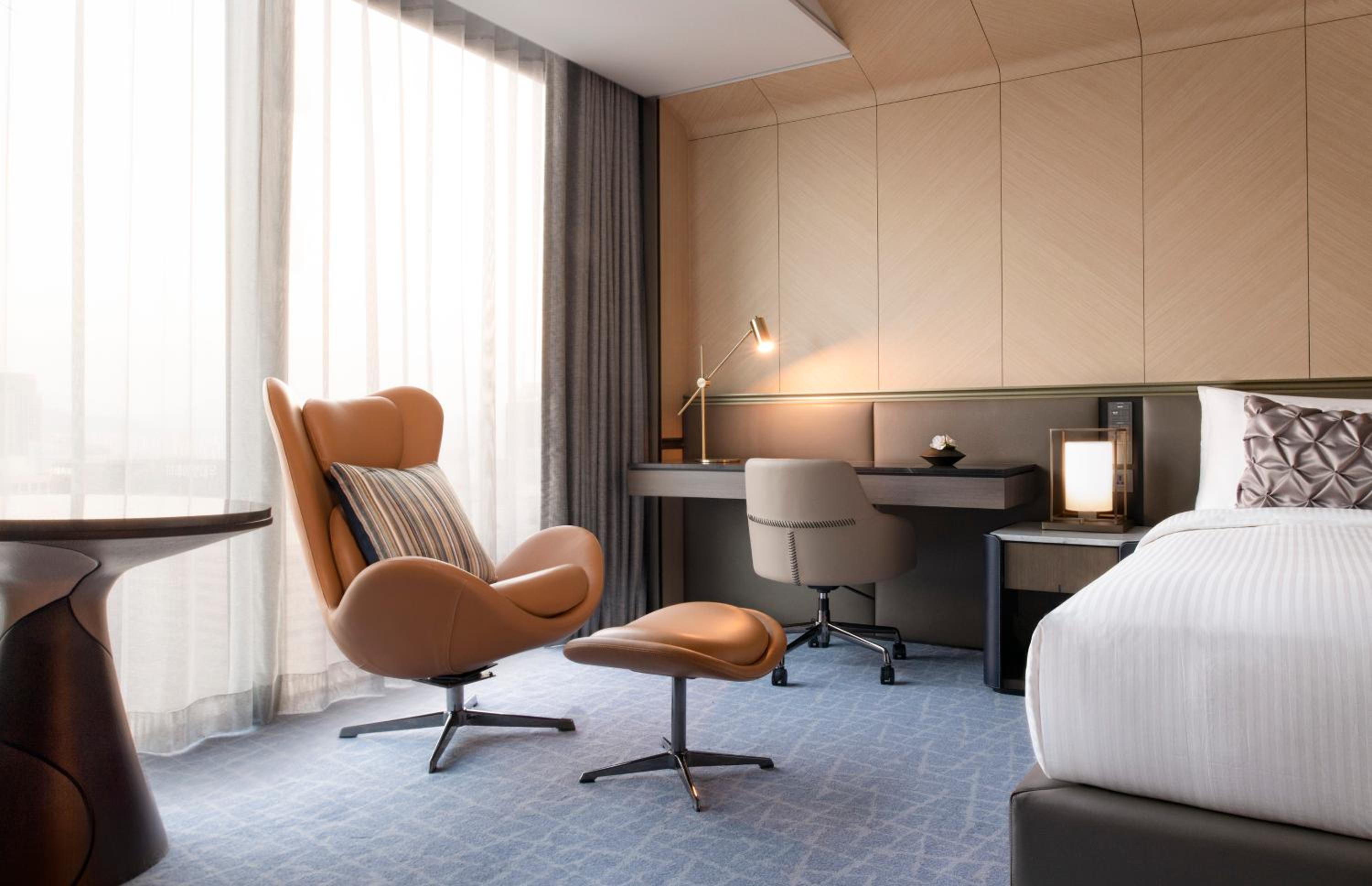 Fairmont Hollywood King Room - Photo 4