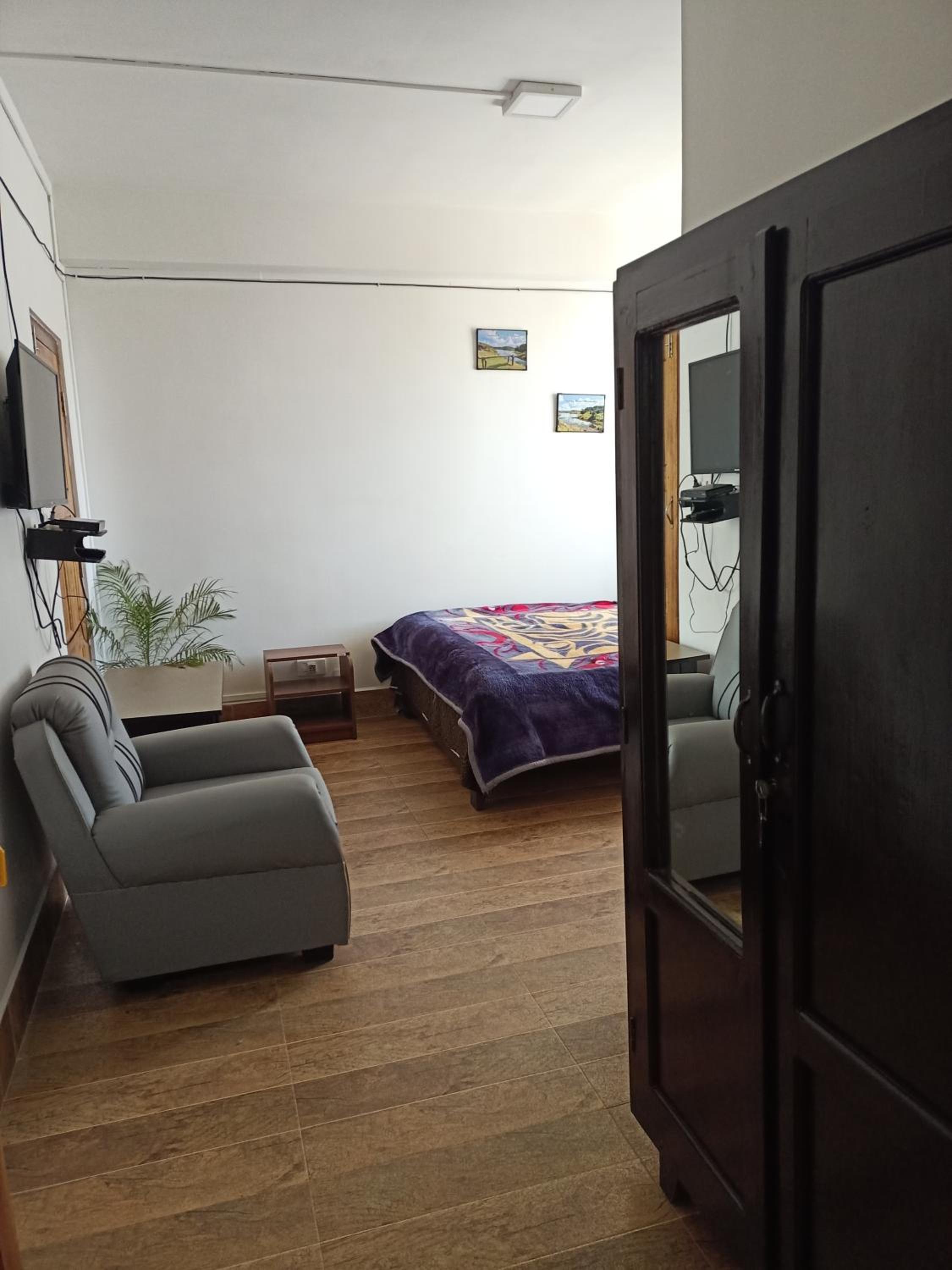 Double Room with Balcony (2 Adults + 1 Child) - Photo 9