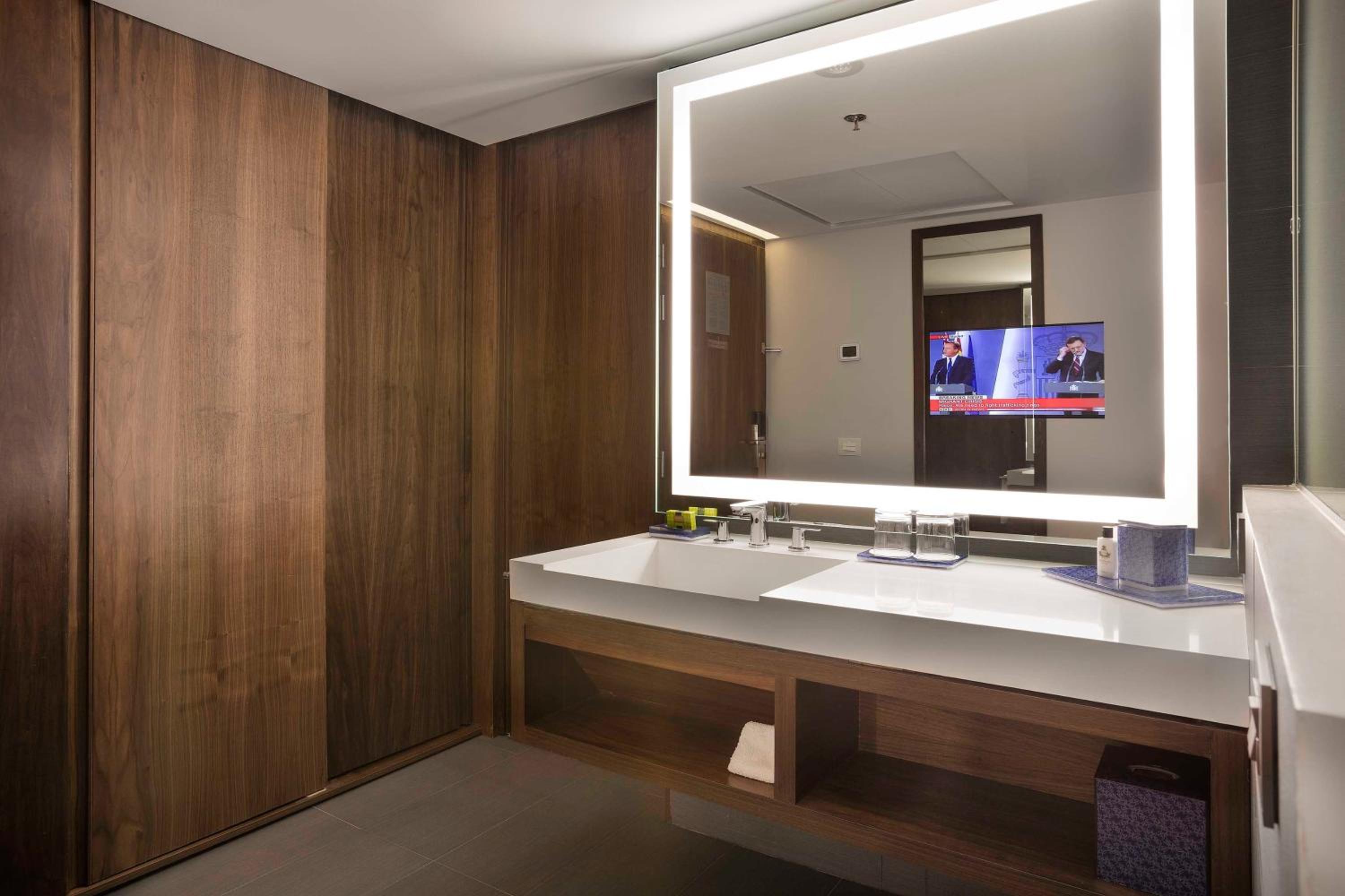 Club Floor Room with Two Beds - Photo 6