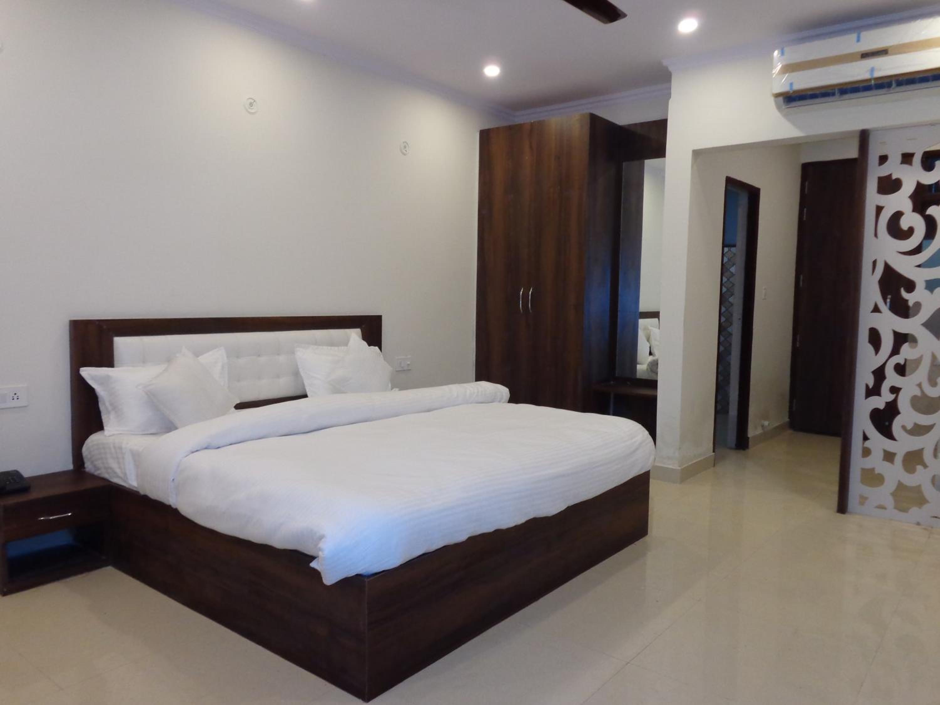 Double Room with Balcony - Photo 11