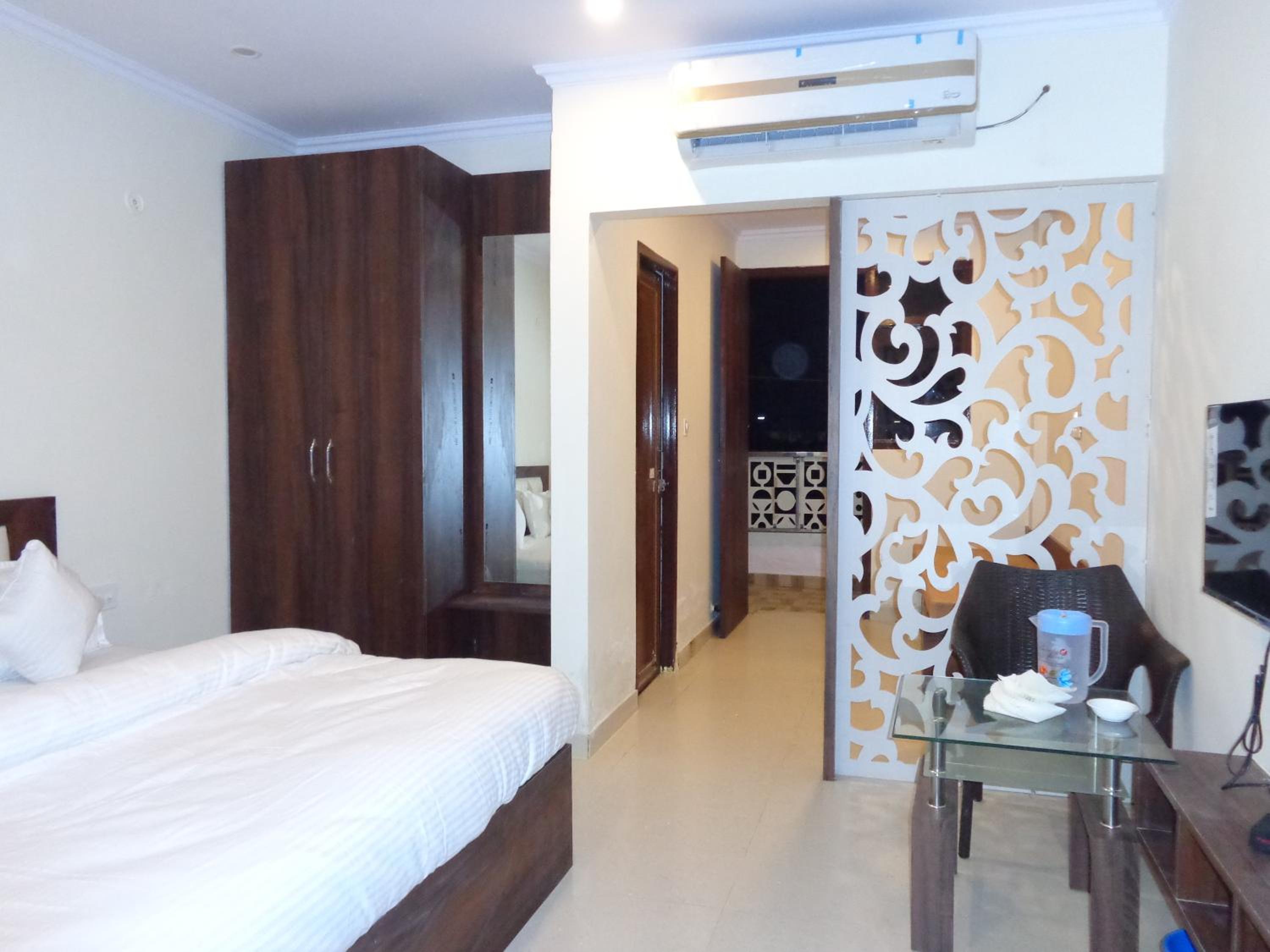Double Room with Balcony - Photo 8