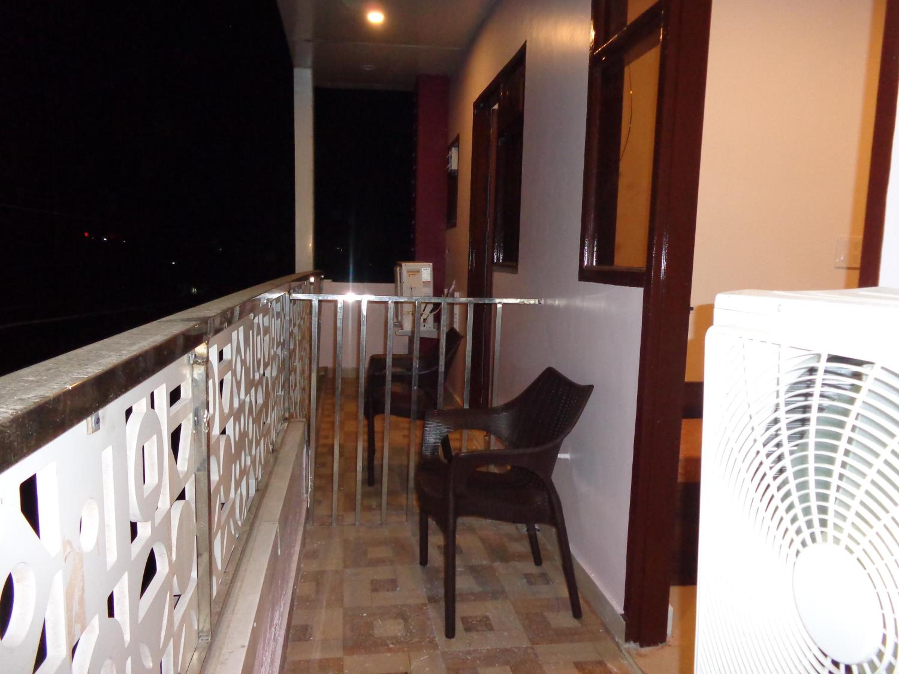 Double Room with Balcony - Photo 4