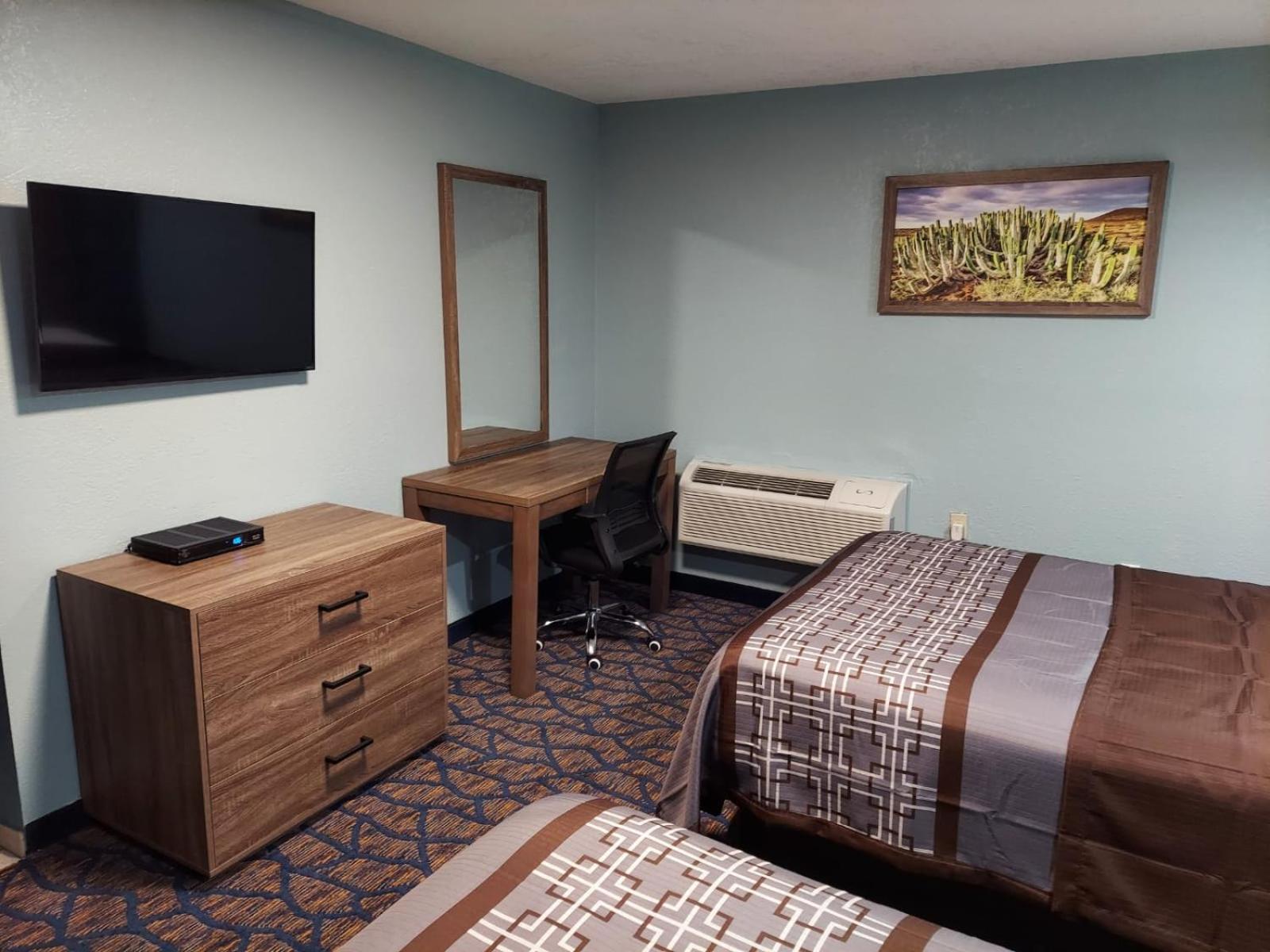 Queen Room with Two Queen Beds - Smoking - Photo 1
