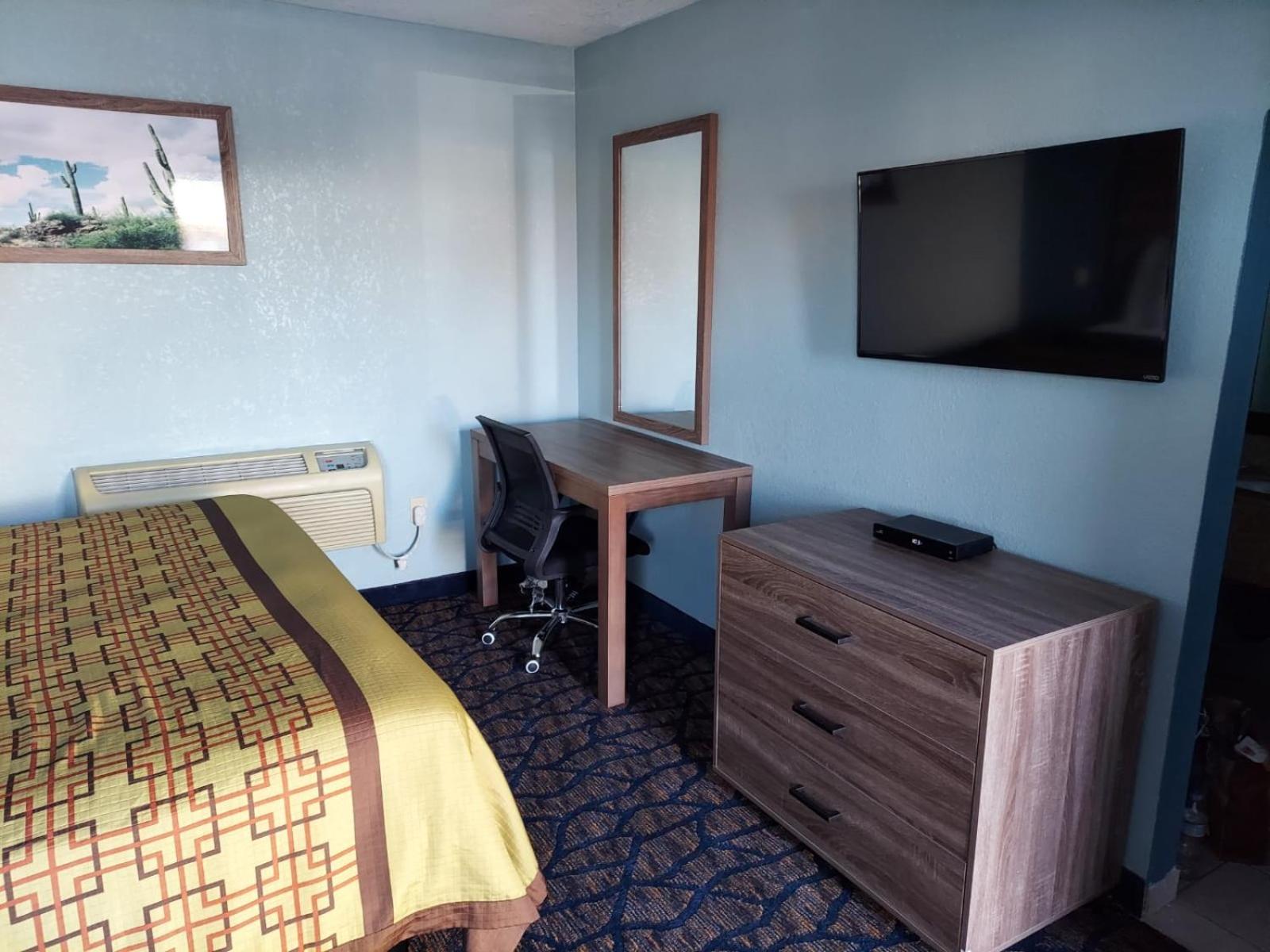 King Room - Non-Smoking - Photo 2