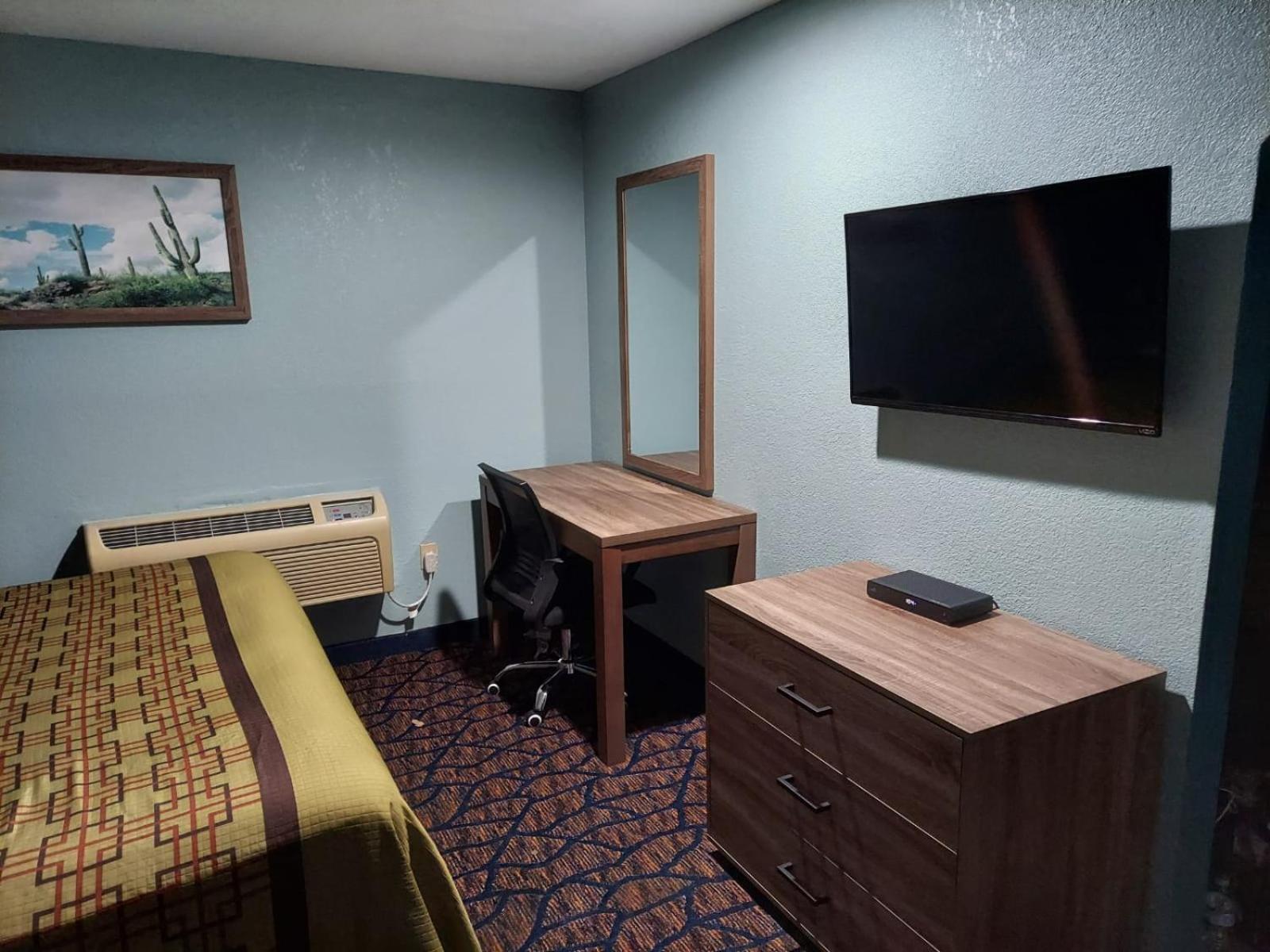 King Room - Non-Smoking - Photo 3