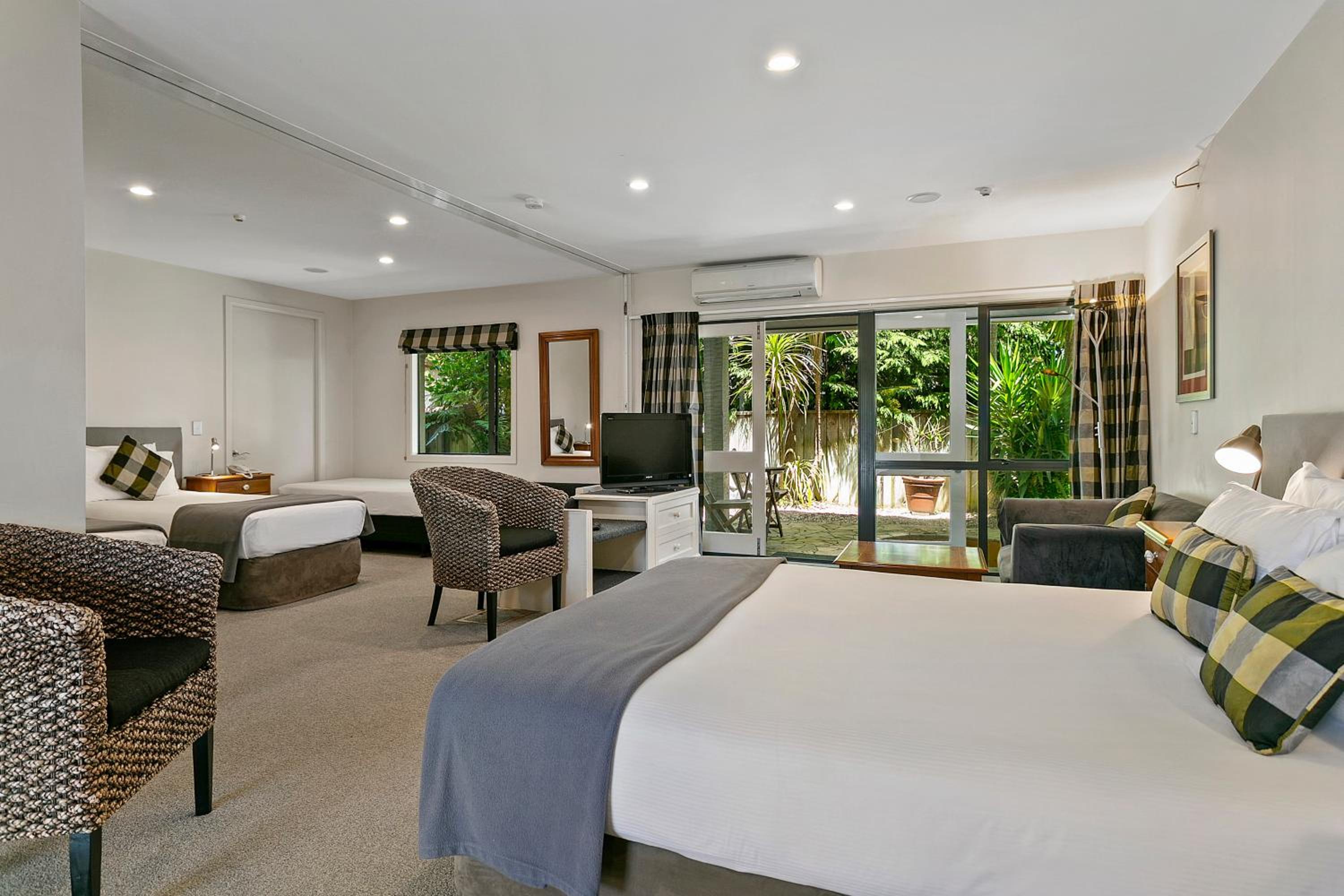 Family Room with Garden View - Photo 8