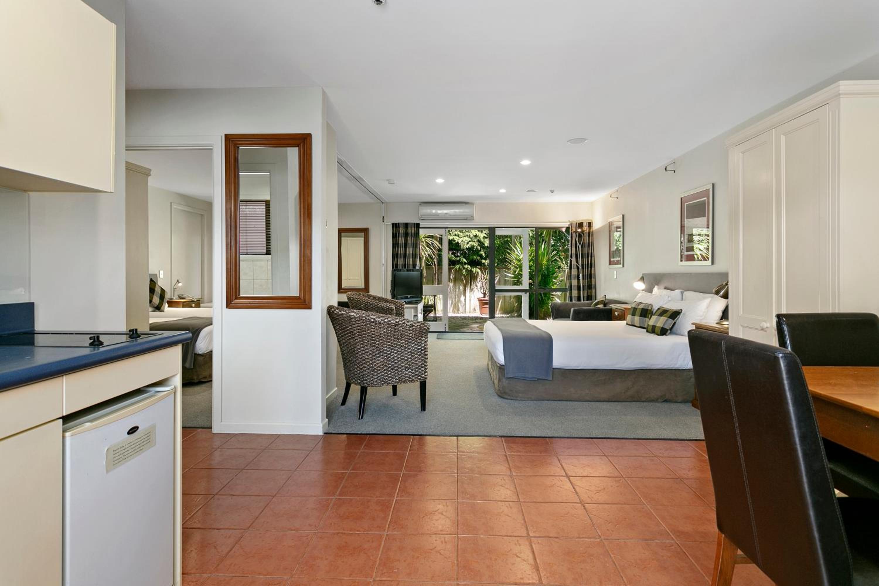 Family Room with Garden View - Photo 7