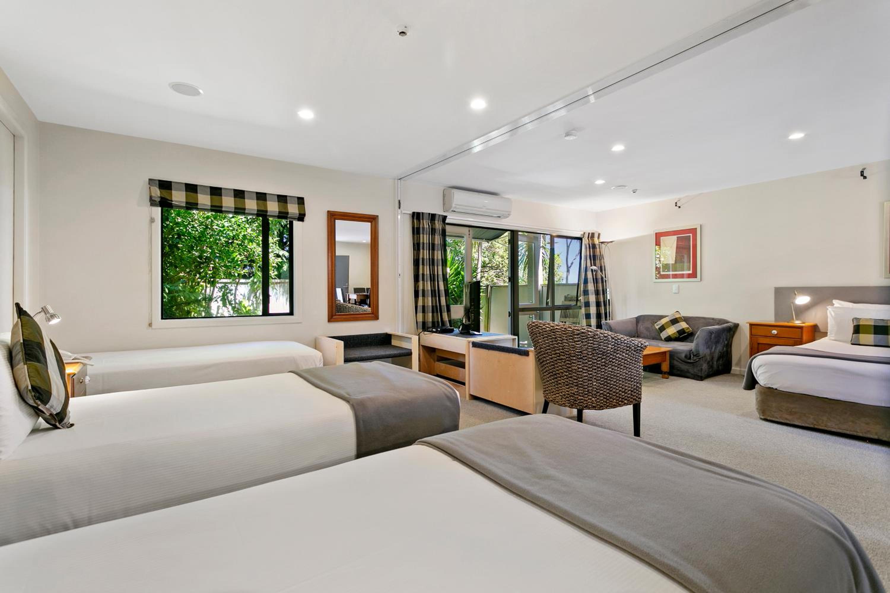 Family Room with Garden View - Photo 6