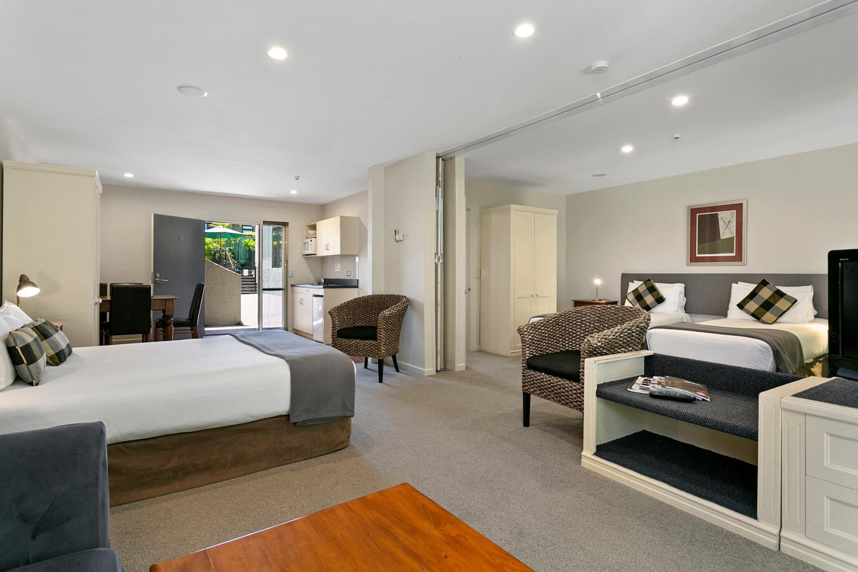 Family Room with Garden View - Photo 4