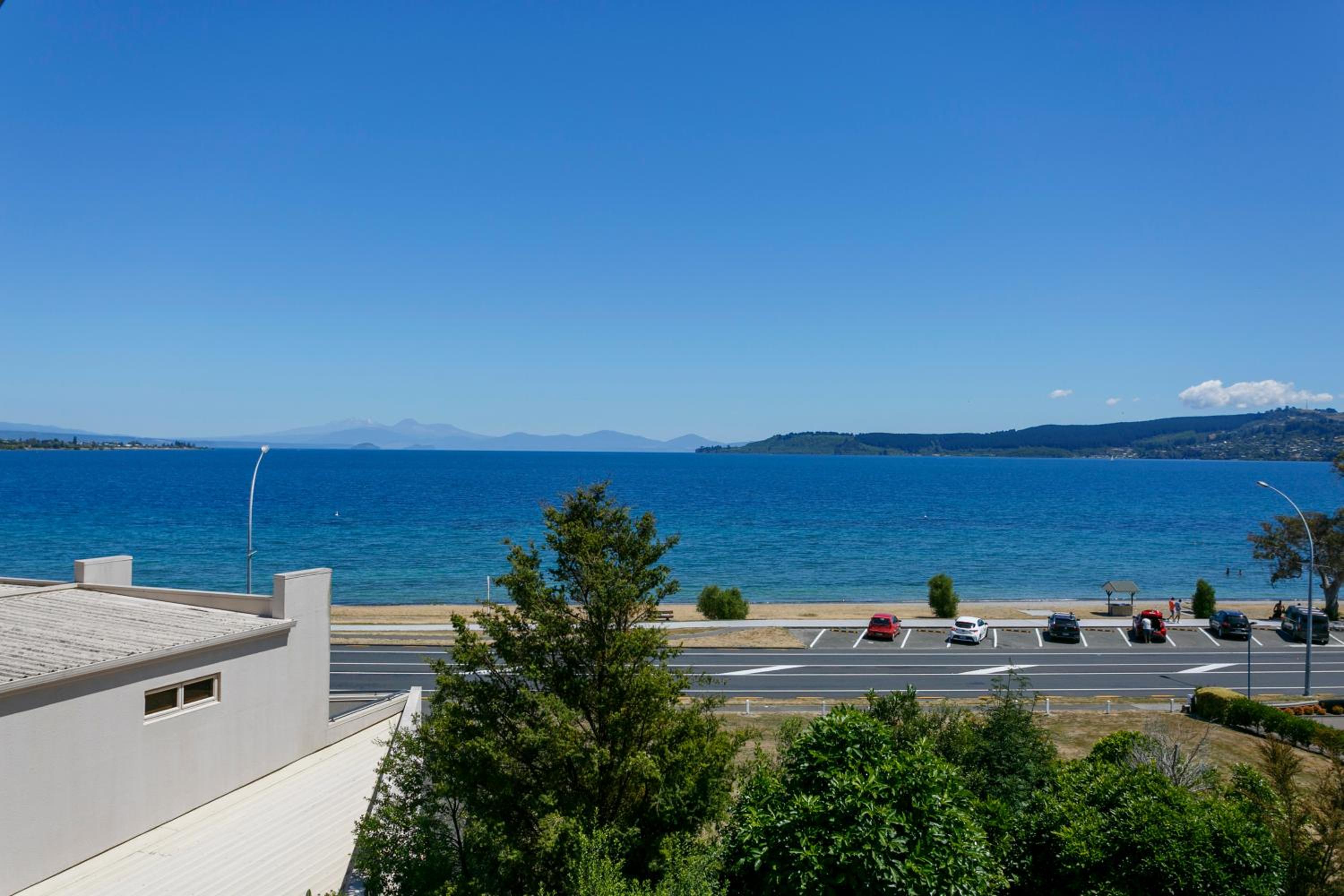 Suite with Lake View - Photo 2