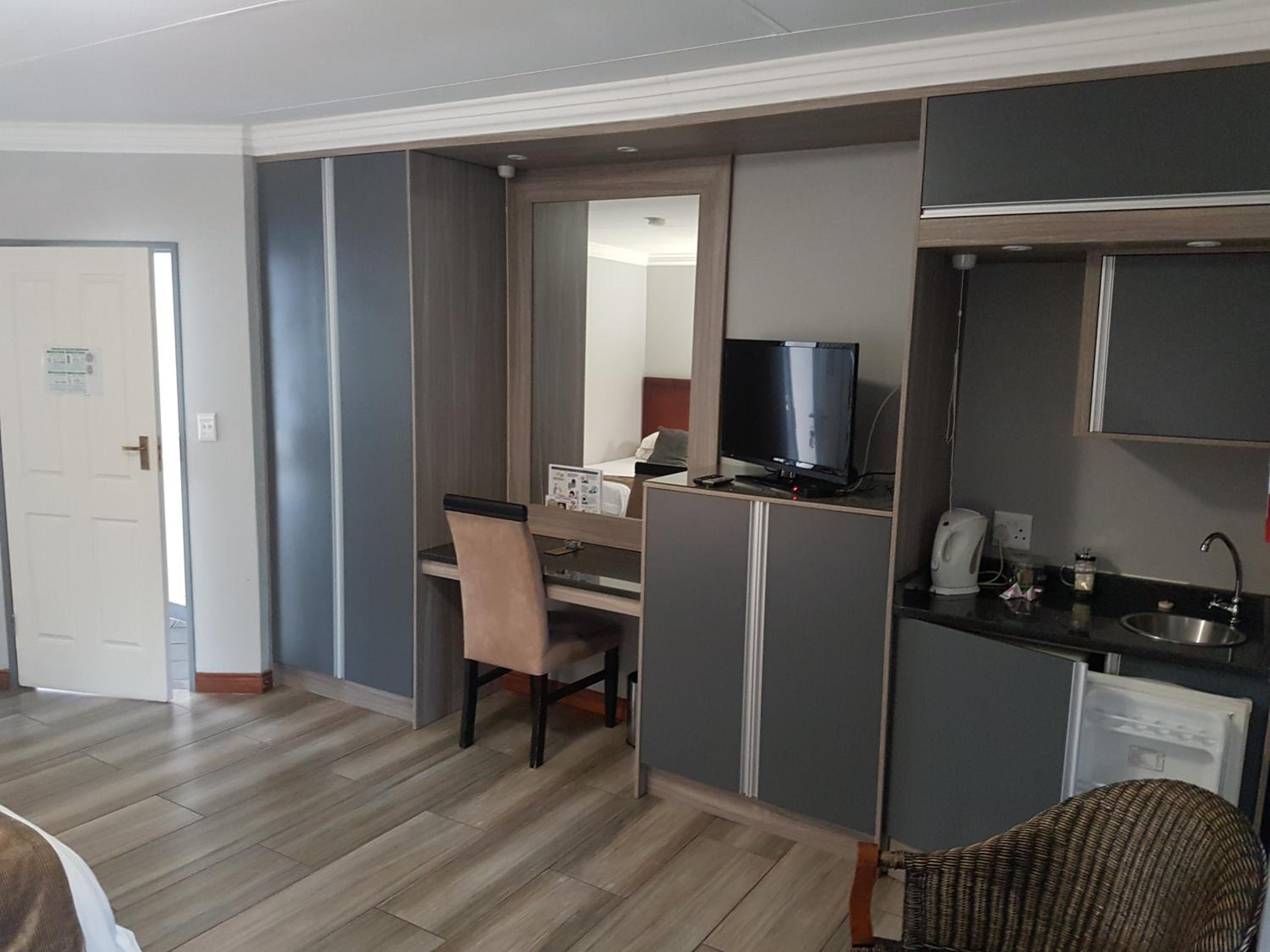 Deluxe Double or Twin Room - Photo 11