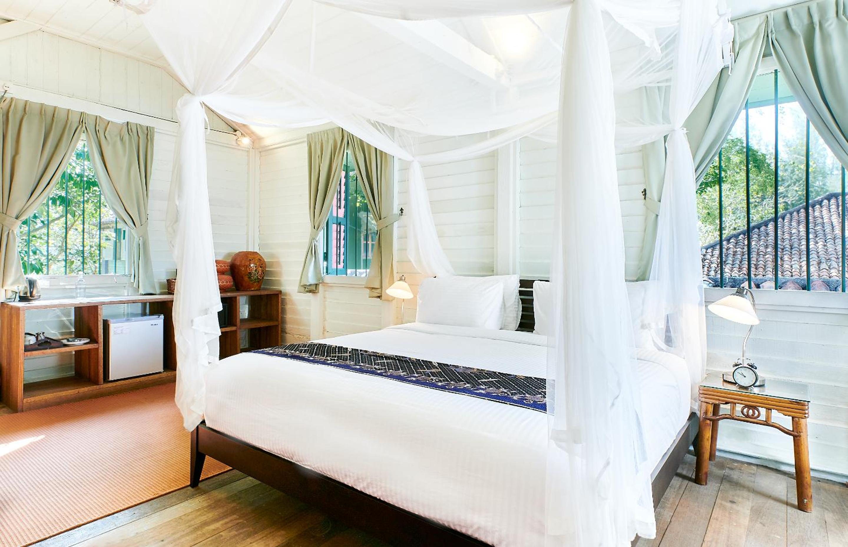 King Bed Suite - Colonial House 3 - Photo 4