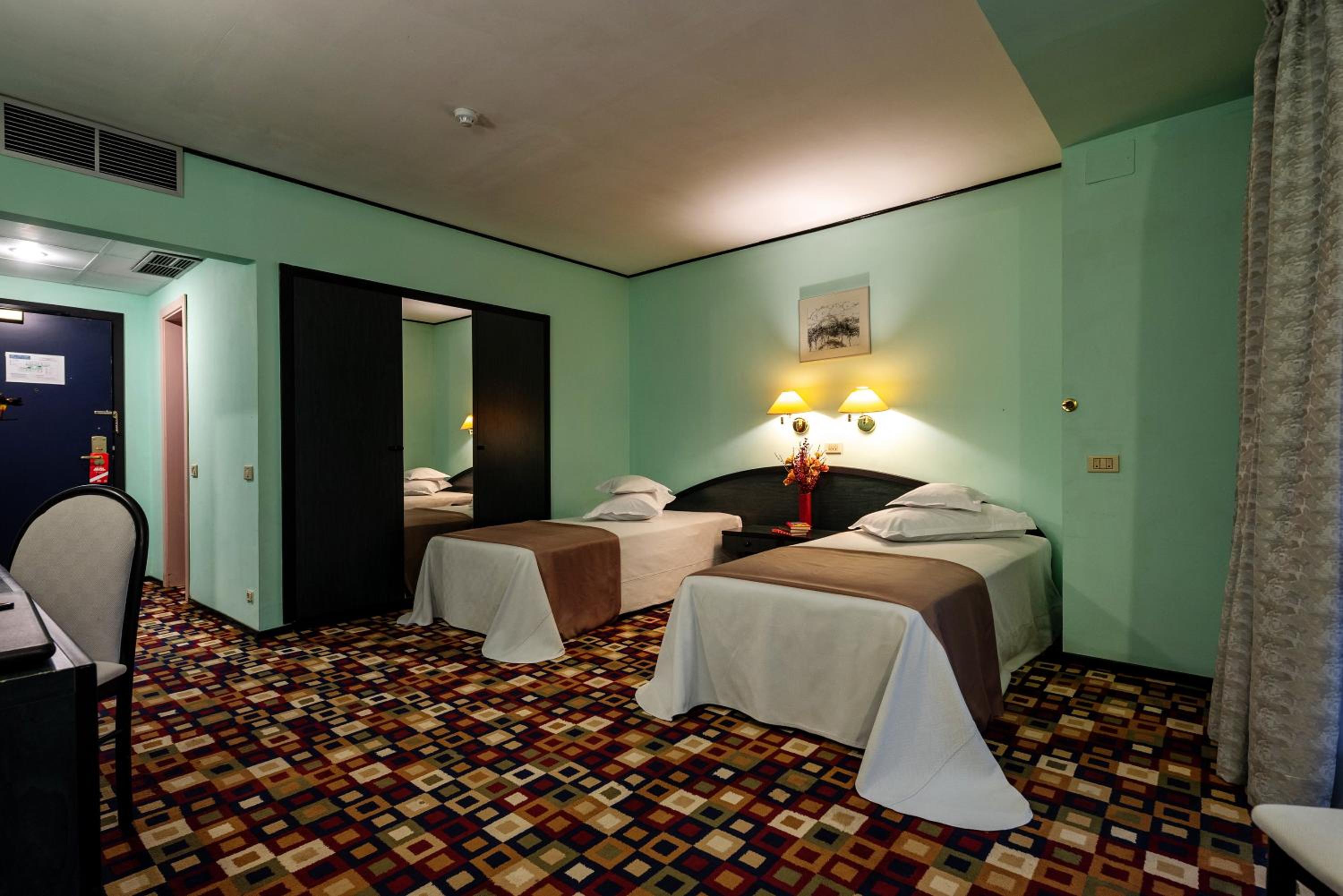 Standard Twin Room - Photo 1
