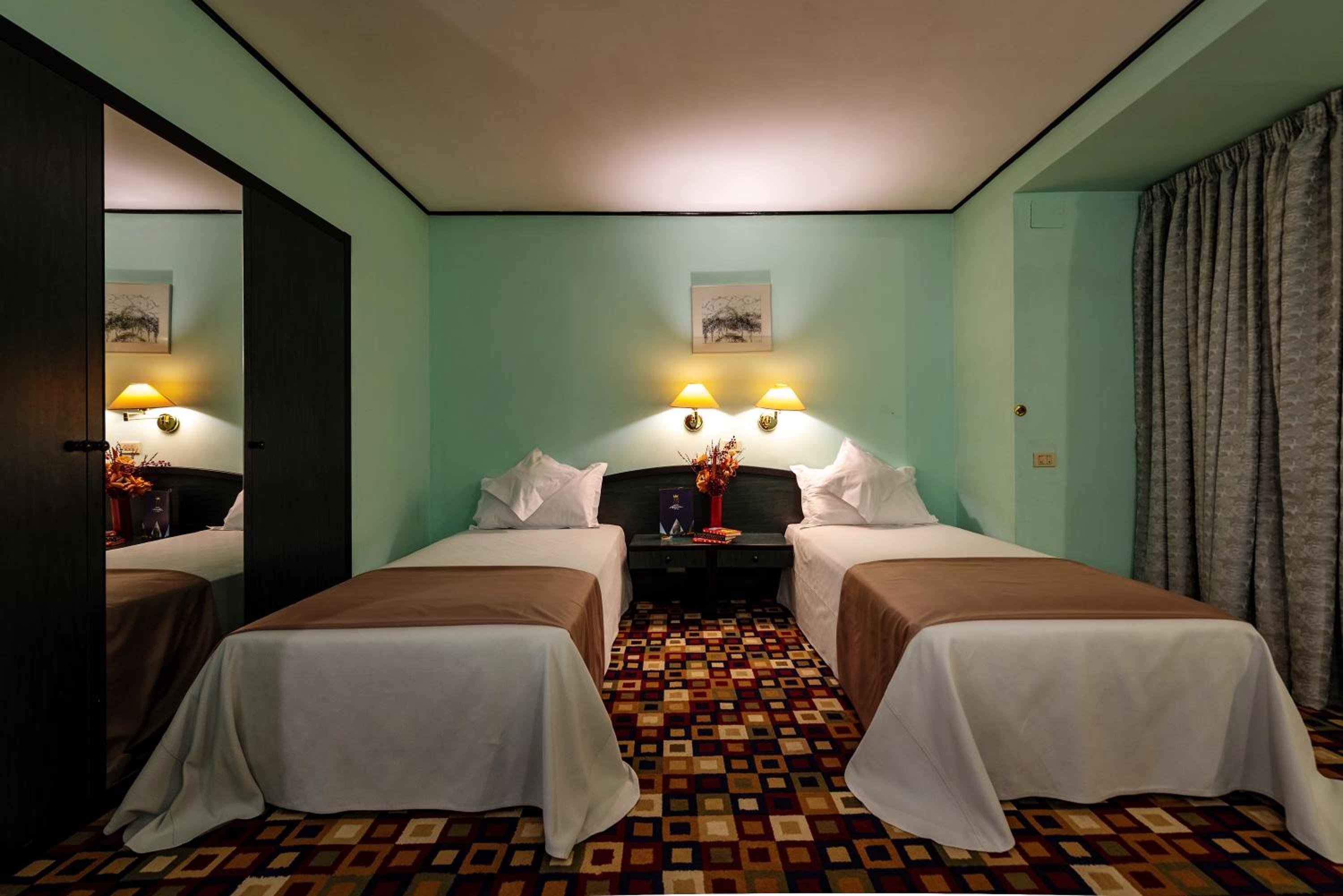 Standard Twin Room - Photo 3