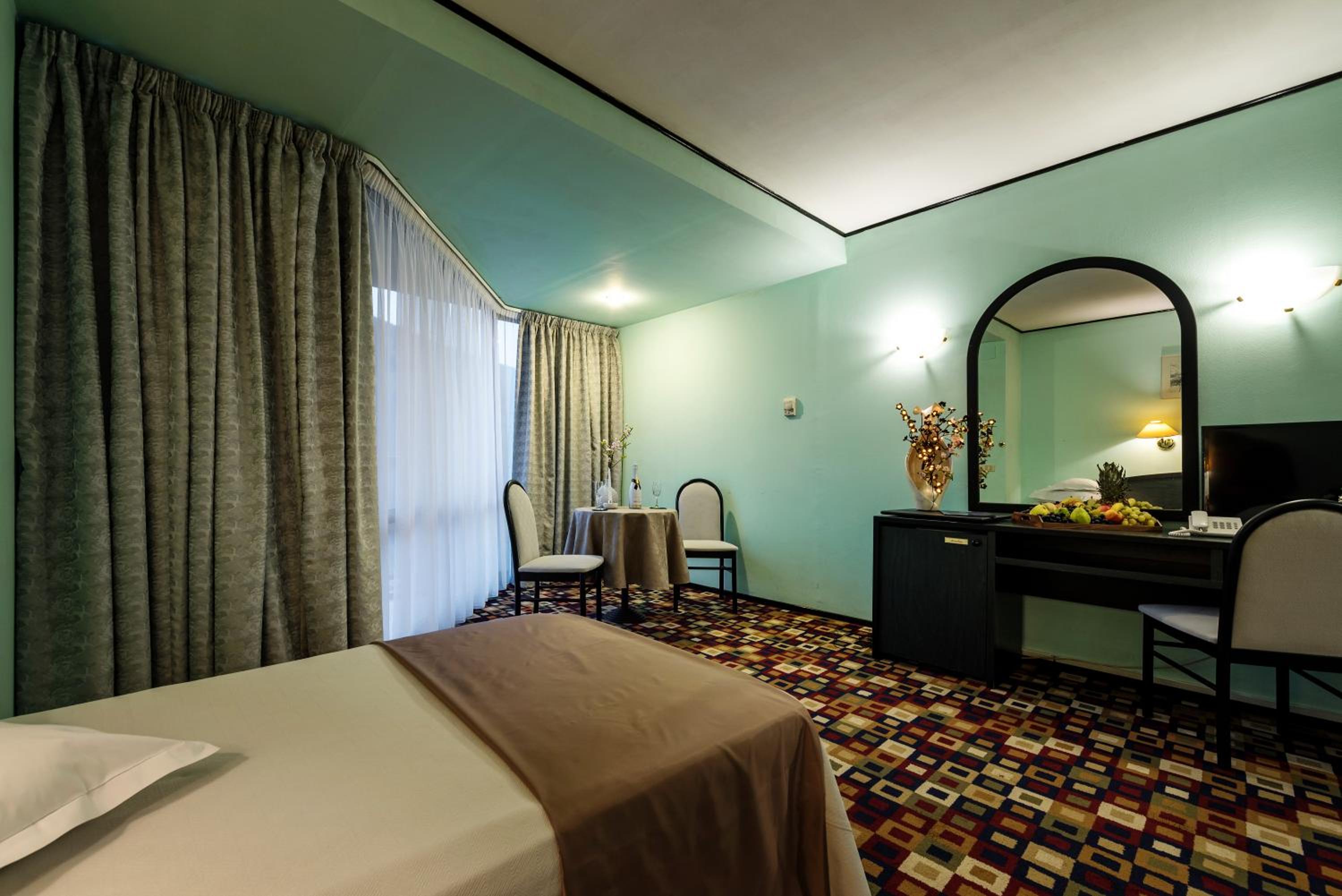 Standard Twin Room - Photo 4