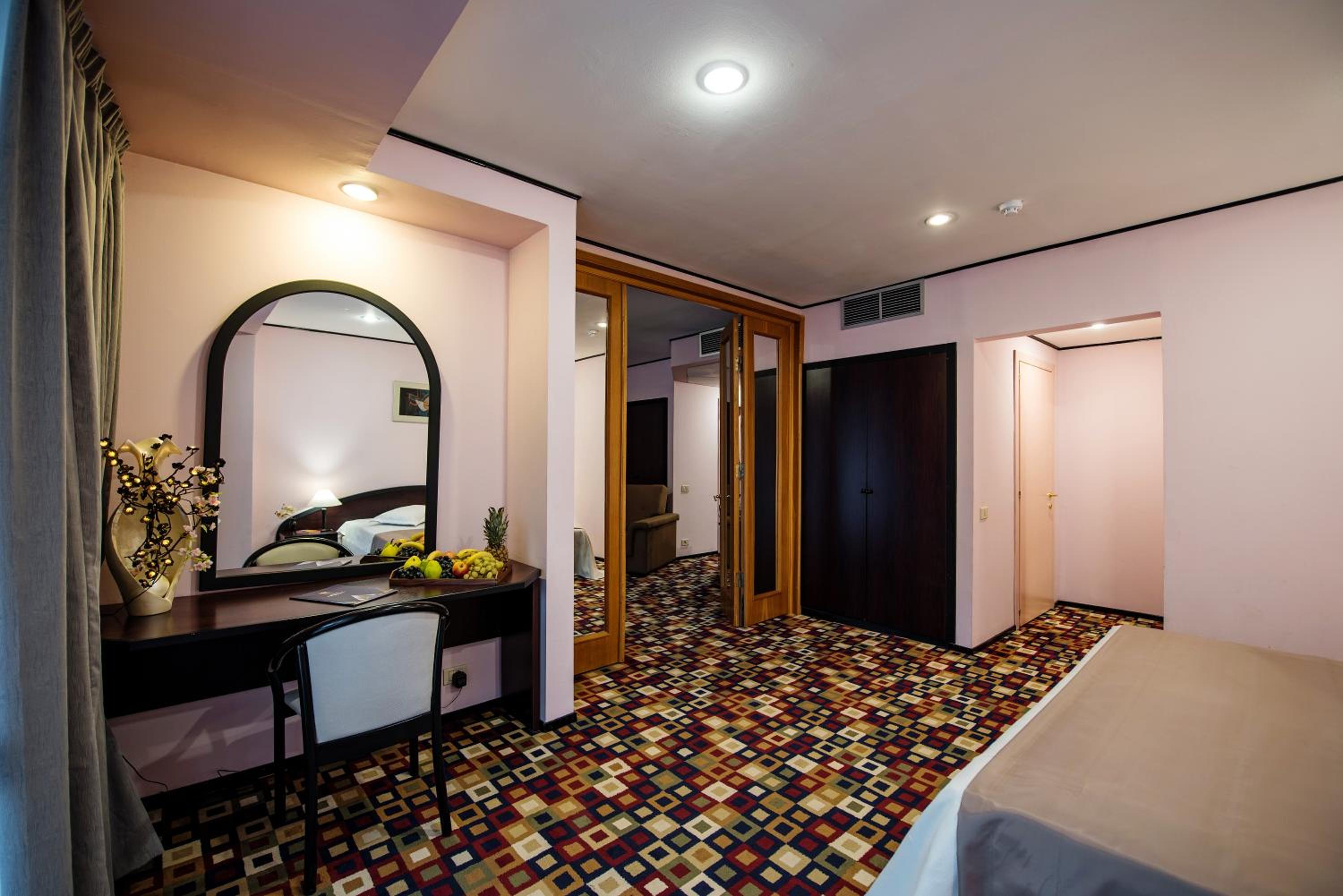 Suite with Mountain View - Photo 3