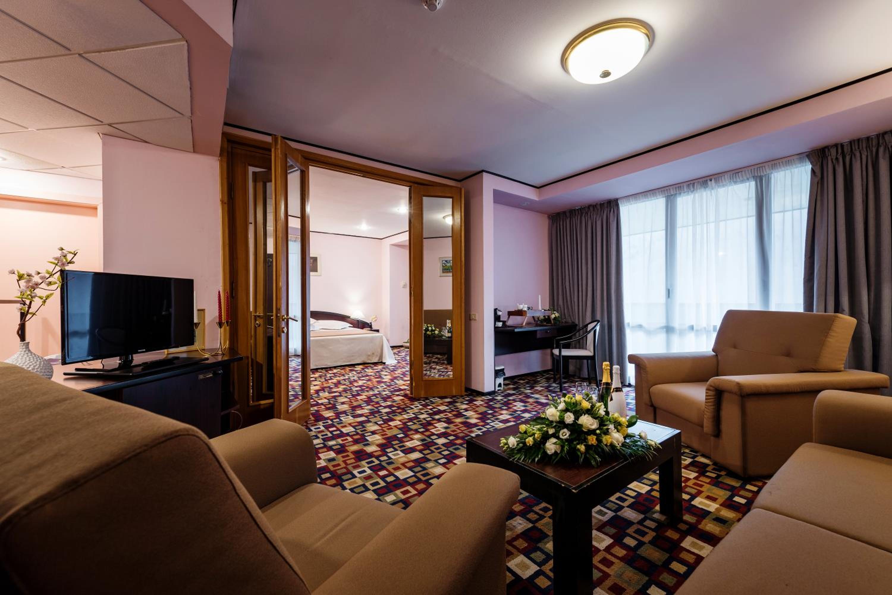 Suite with Mountain View - Photo 6