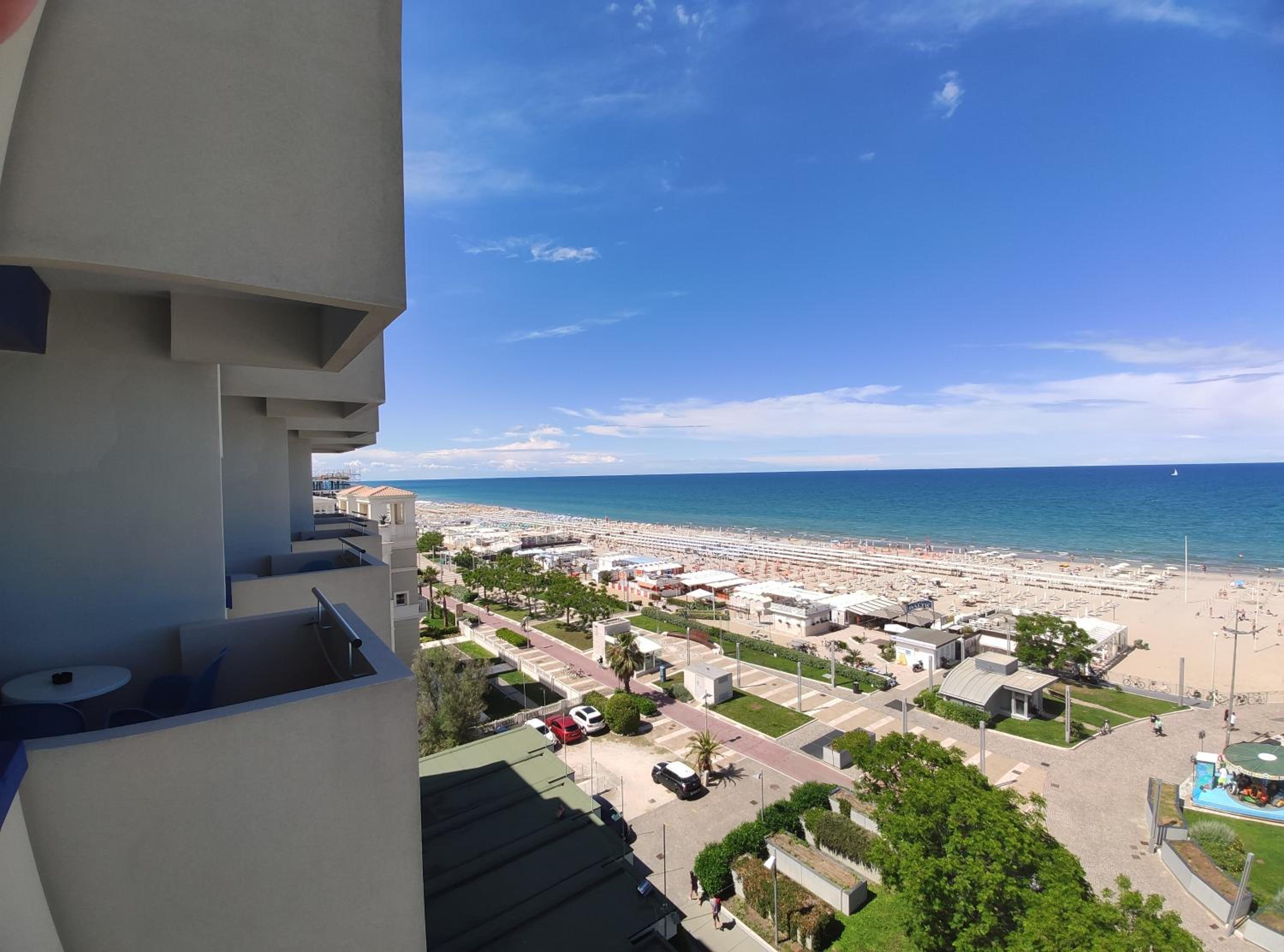 Deluxe Triple Room with Sea View - Photo 13