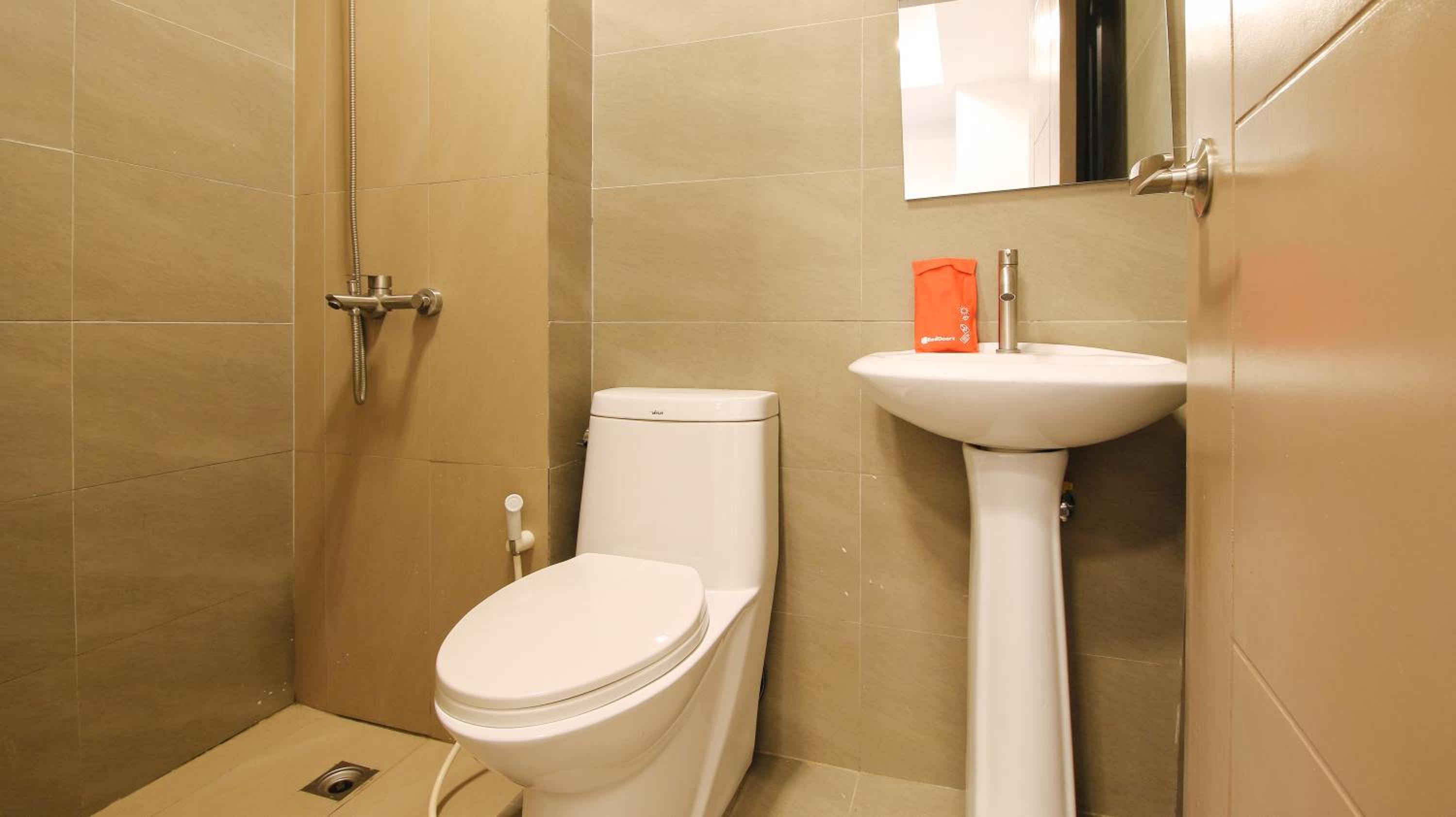 Standard Double Room - Photo 9
