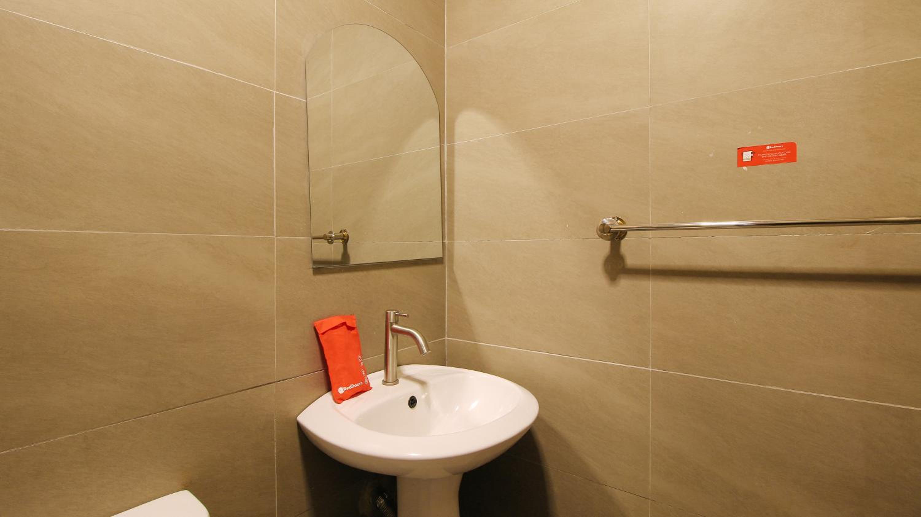 Standard Double Room - Photo 8