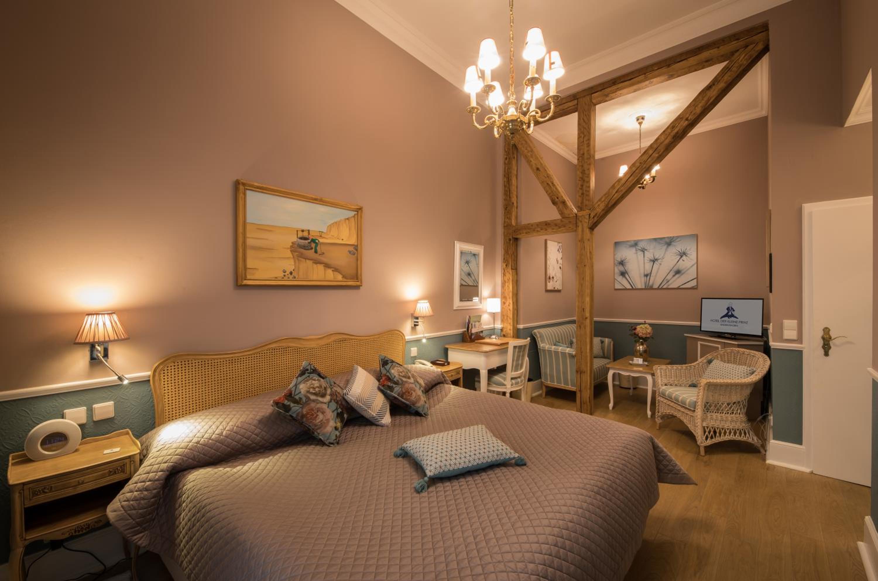 Deluxe Double Room - Photo 10
