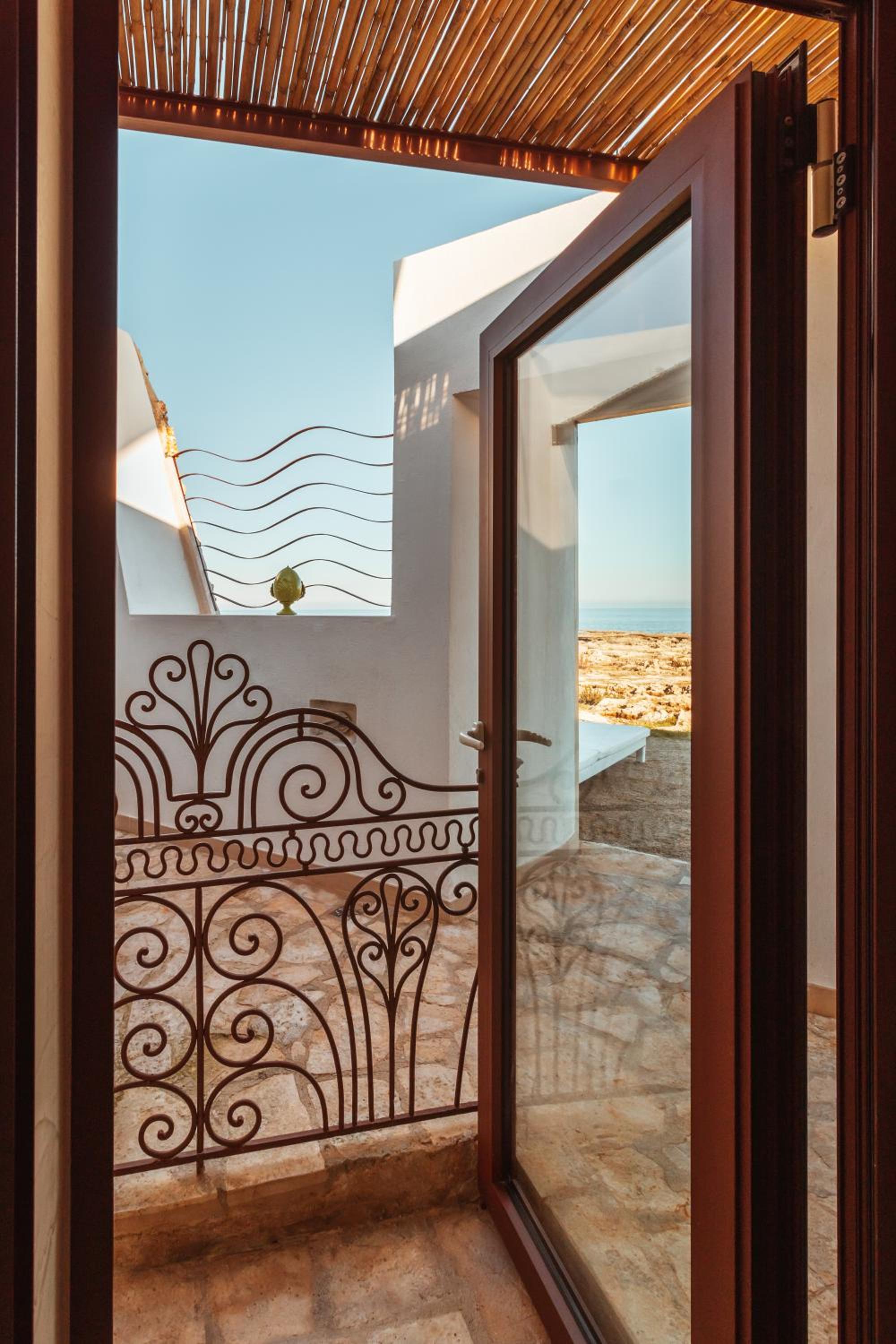Deluxe Double Room with Sea View - Photo 3