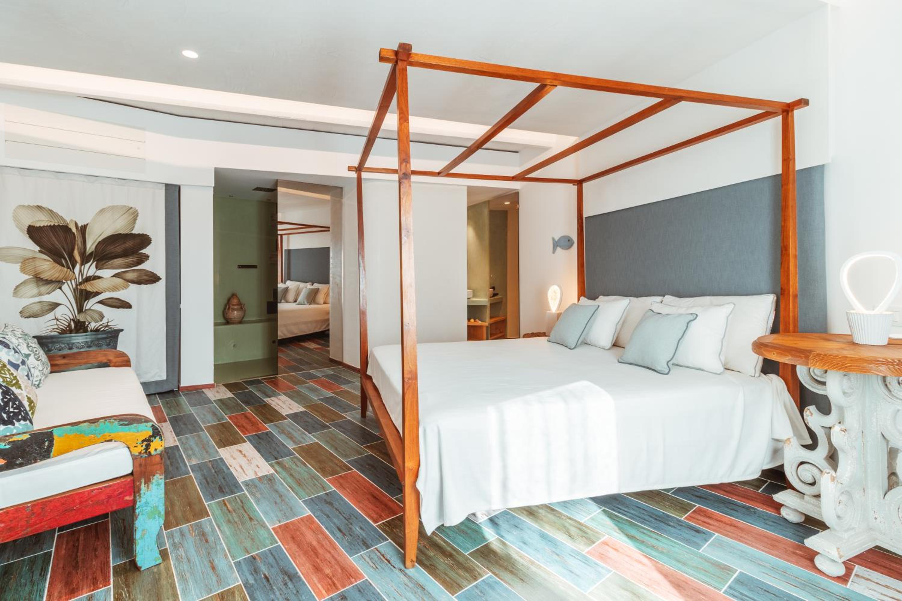 Deluxe Suite with Sea View - Photo 1