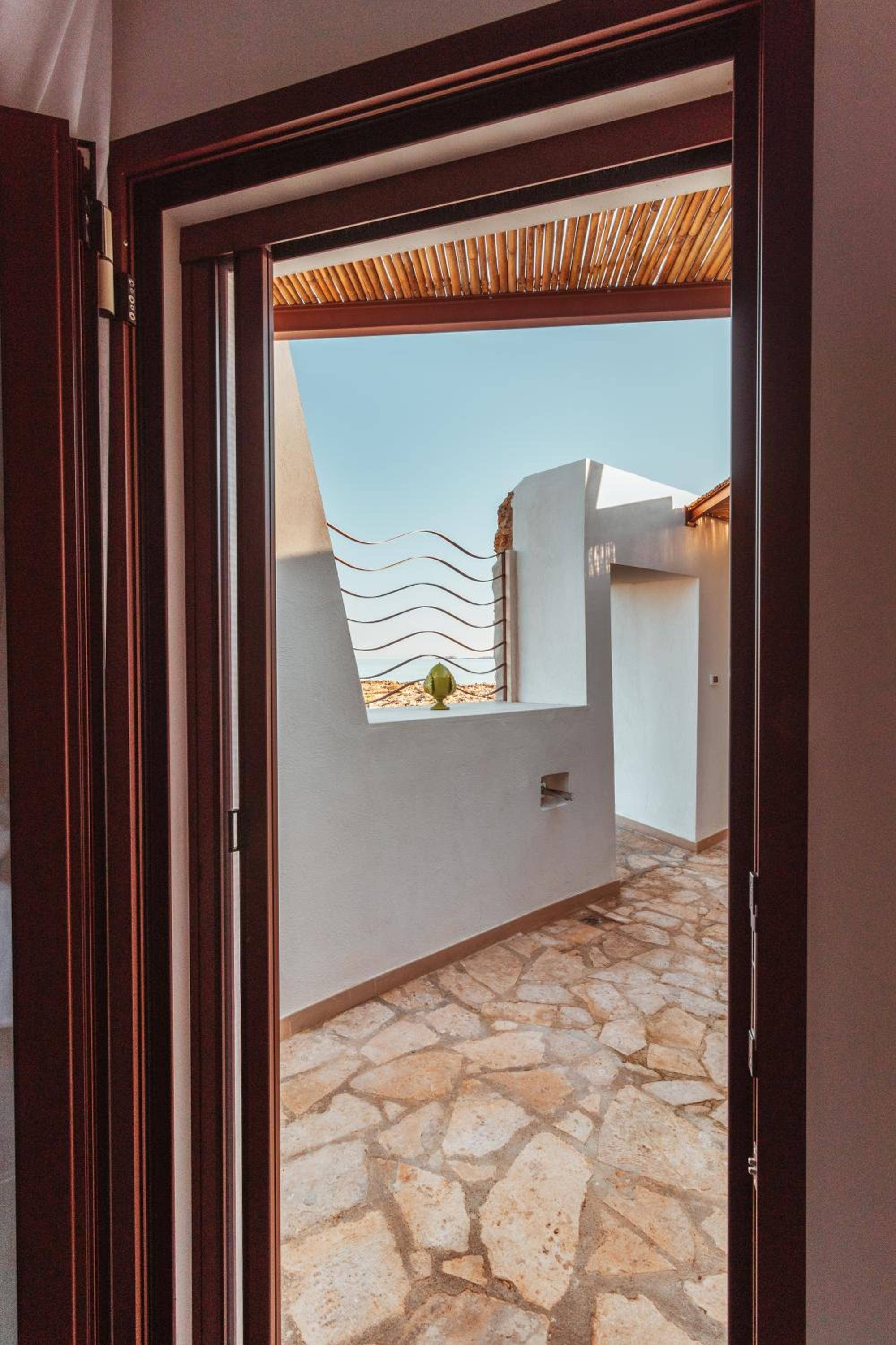 Deluxe Suite with Sea View - Photo 9