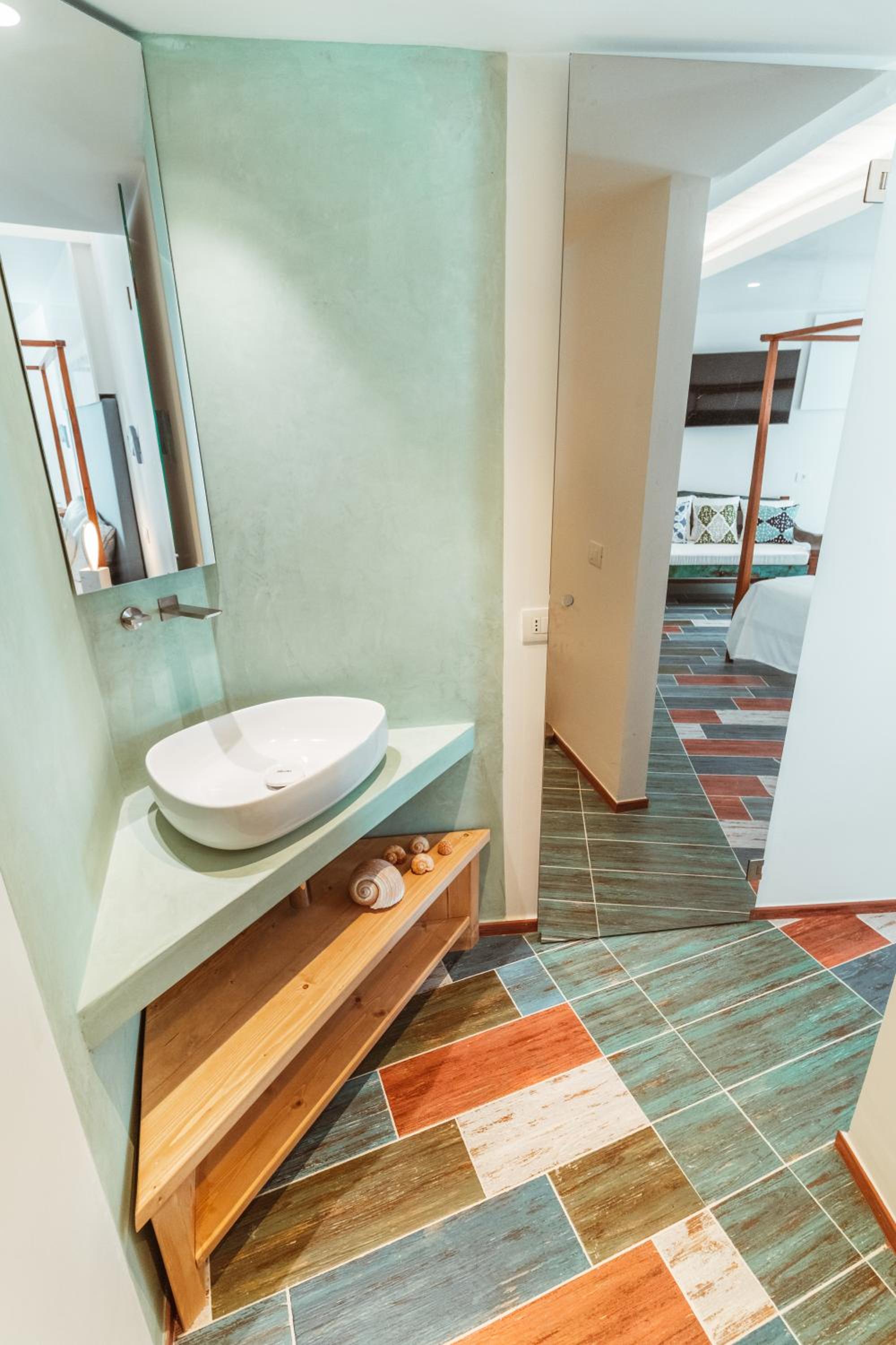 Deluxe Suite with Sea View - Photo 10