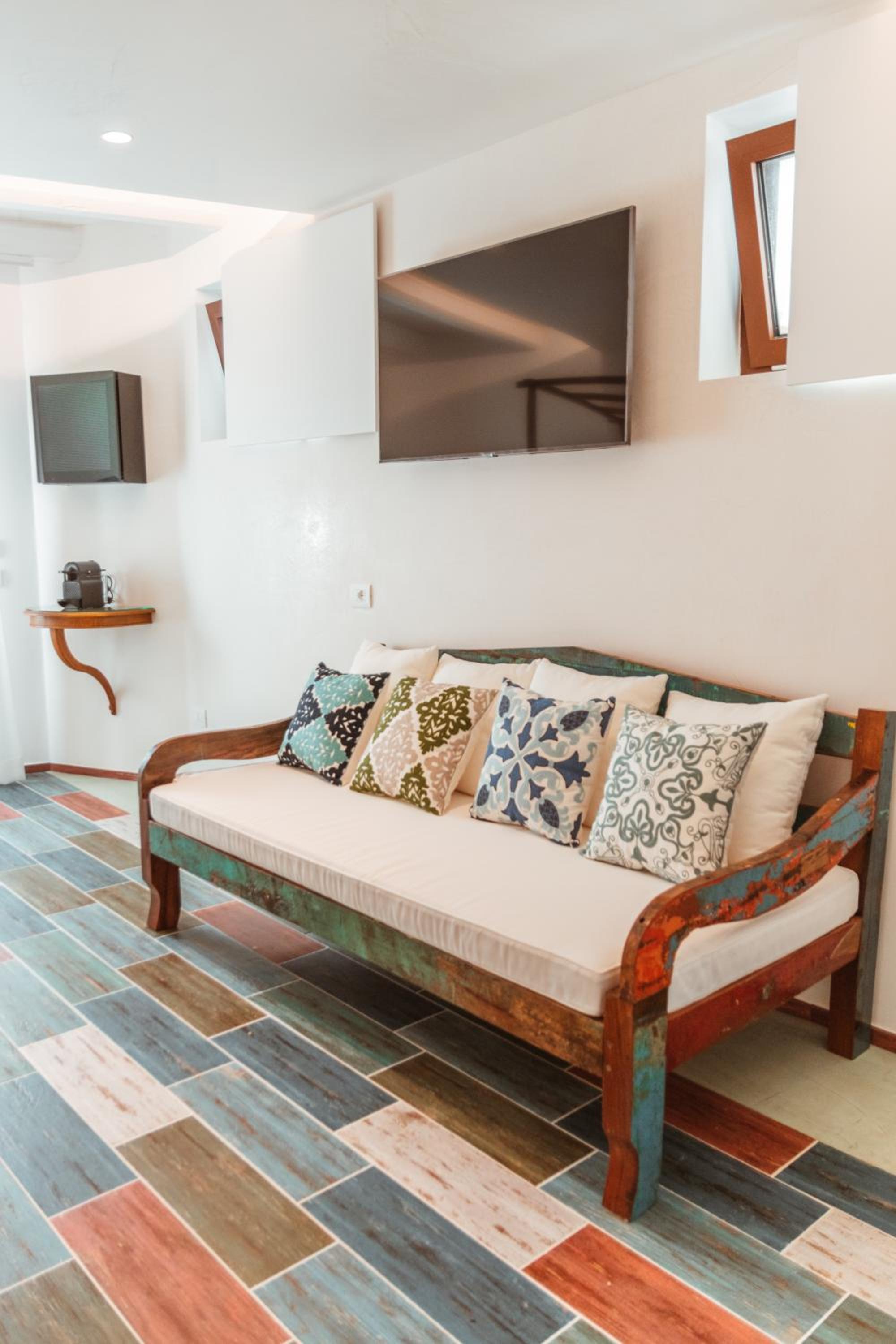 Deluxe Suite with Sea View - Photo 14